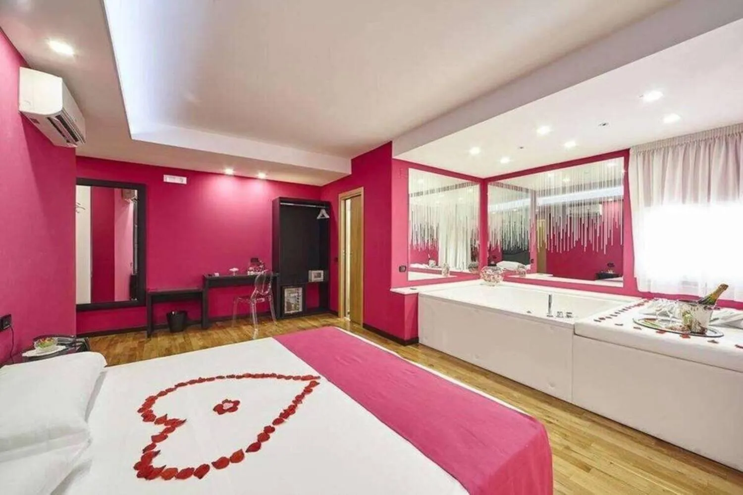 Hot Tub, Bed in Sweet Central Hotel