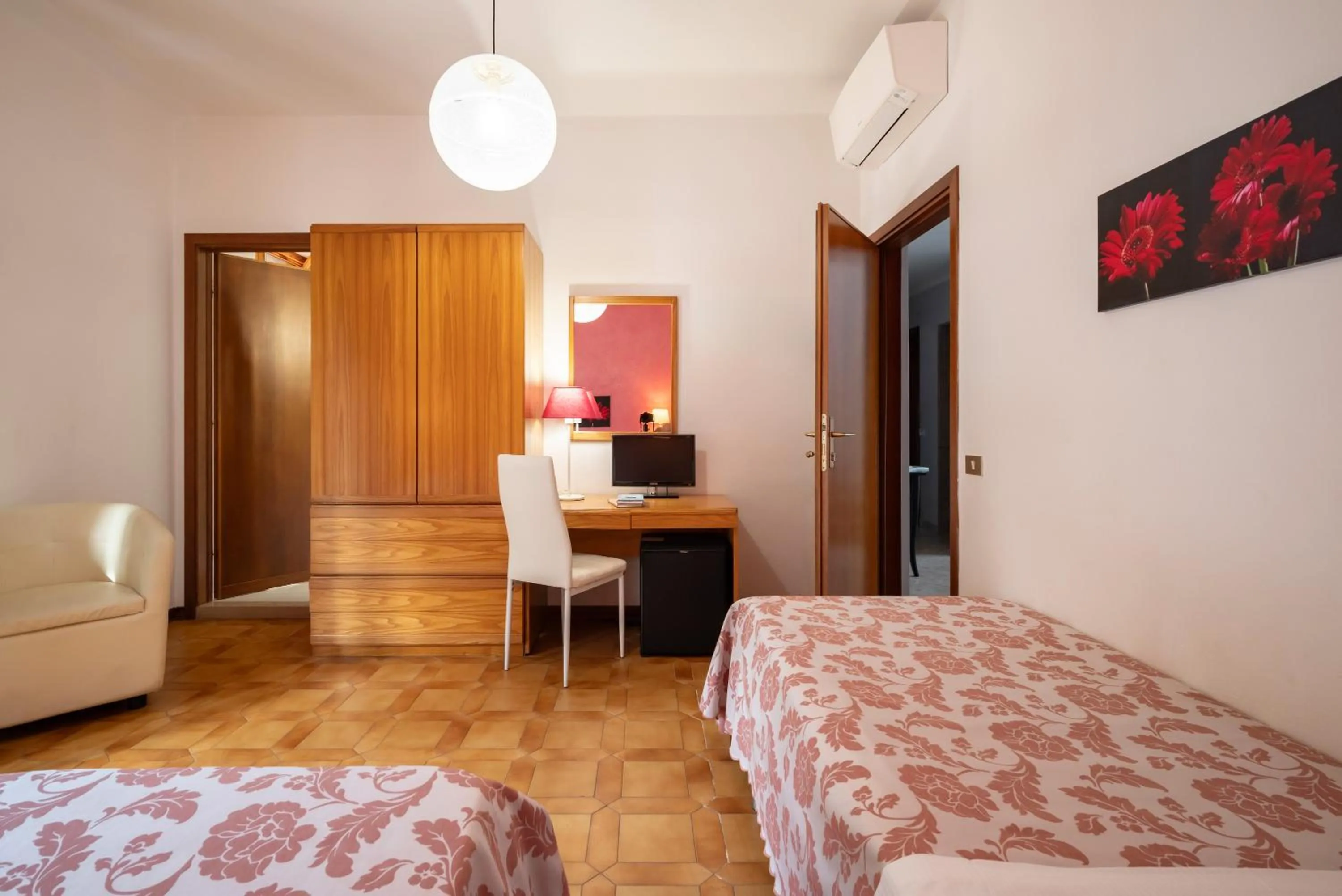 TV and multimedia, Bed in Hotel Parco dei Pini - 100mt dal Mare