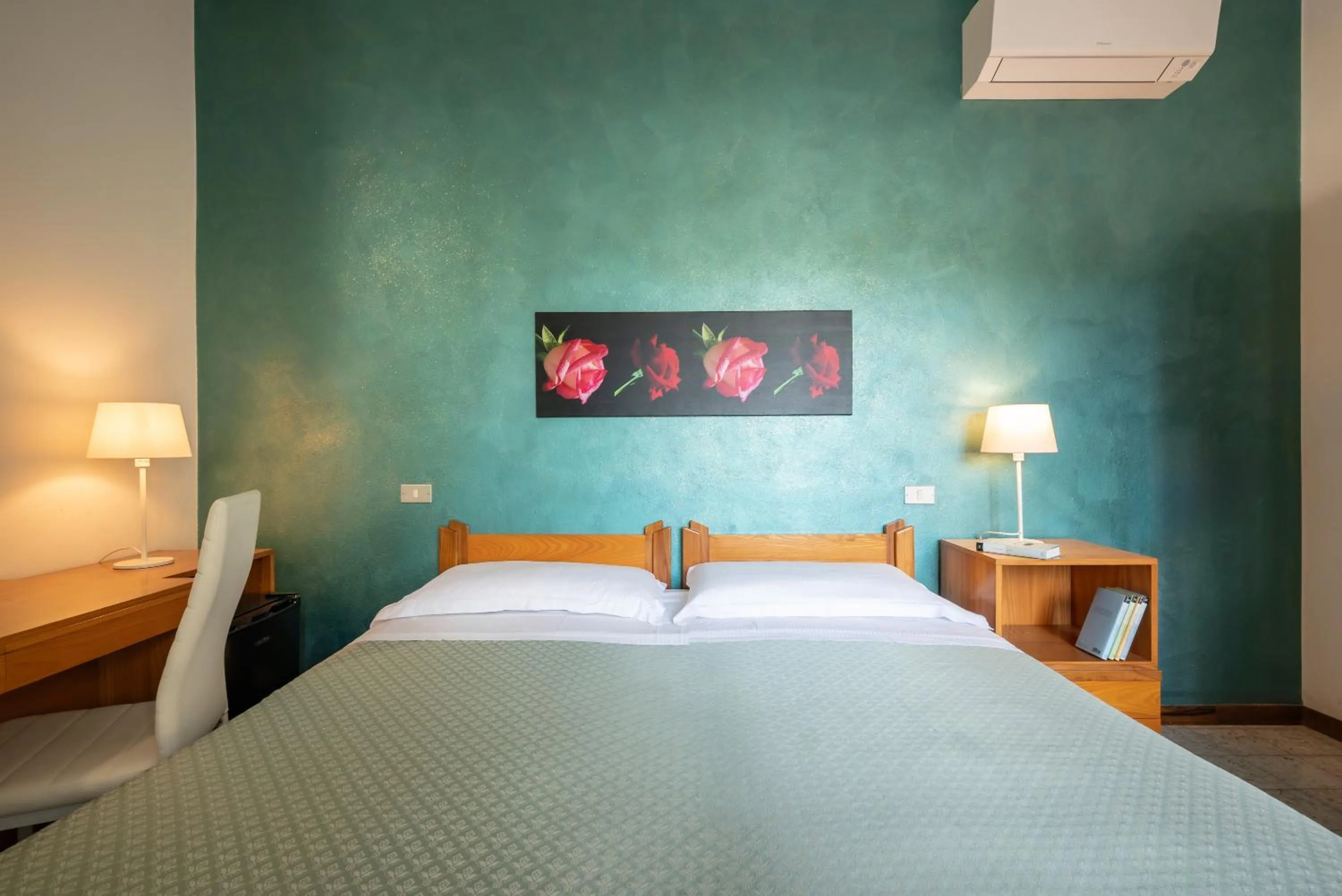 Bedroom, Bed in Hotel Parco dei Pini - 100mt dal Mare