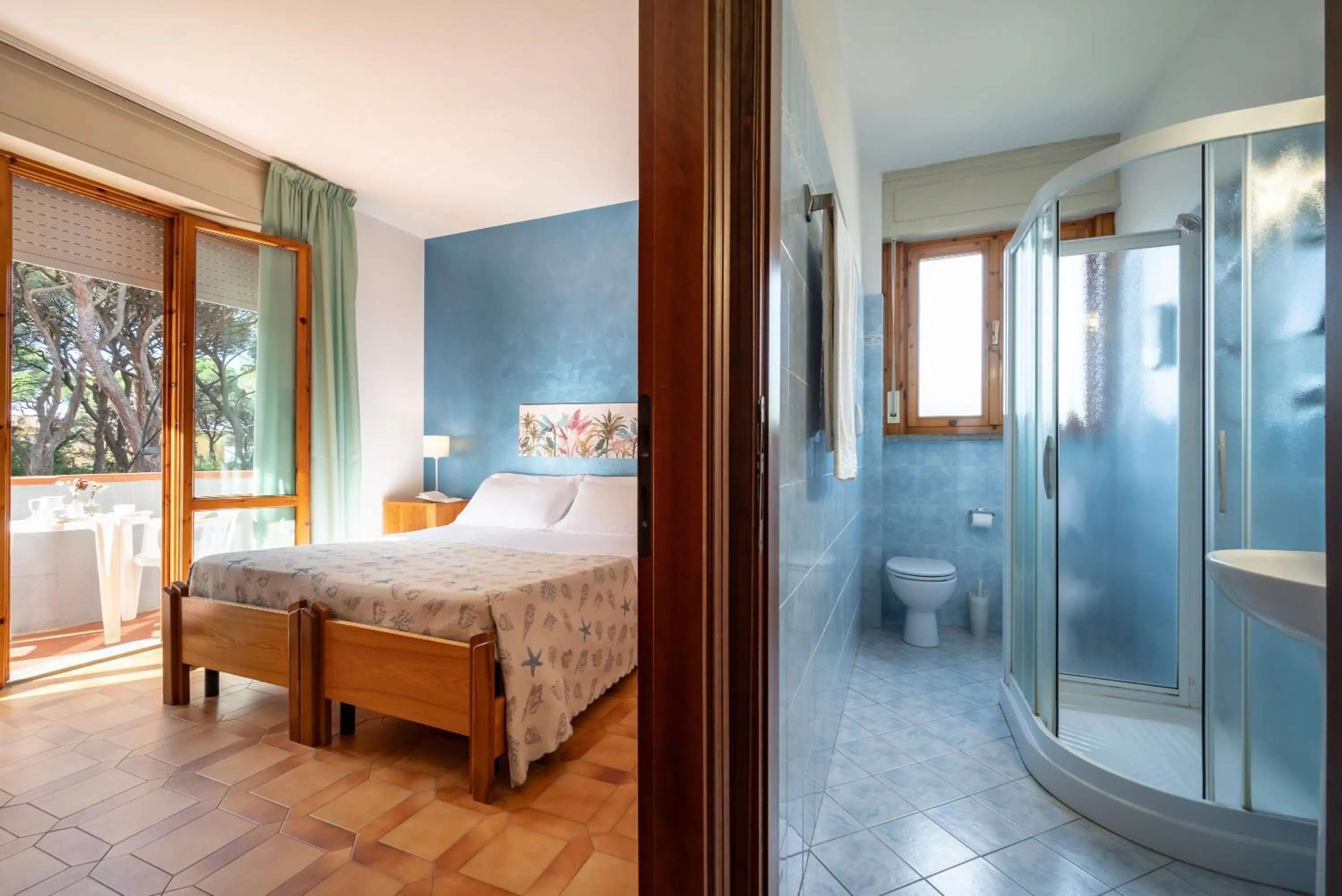 Bathroom, Bed in Hotel Parco dei Pini - 100mt dal Mare