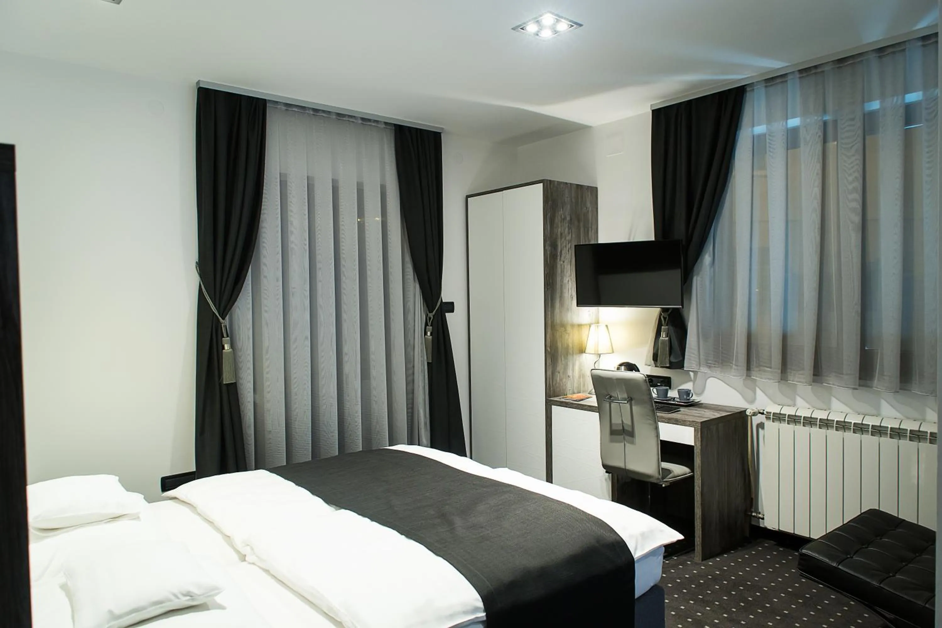 Bedroom, Bed in Log In Rooms