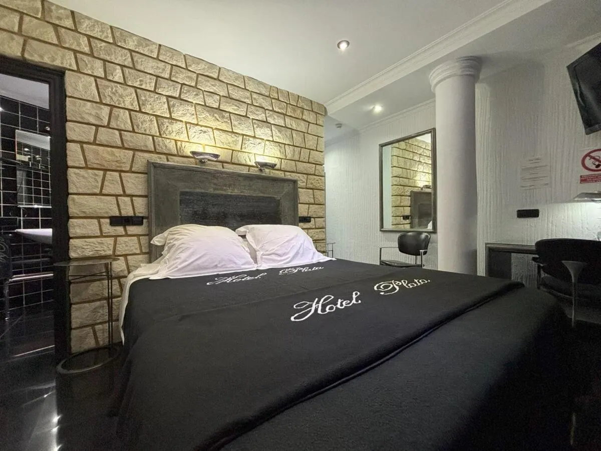 Toilet, Bed in Hotel Plata