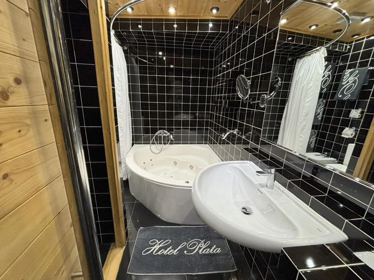 Shower in Hotel Plata