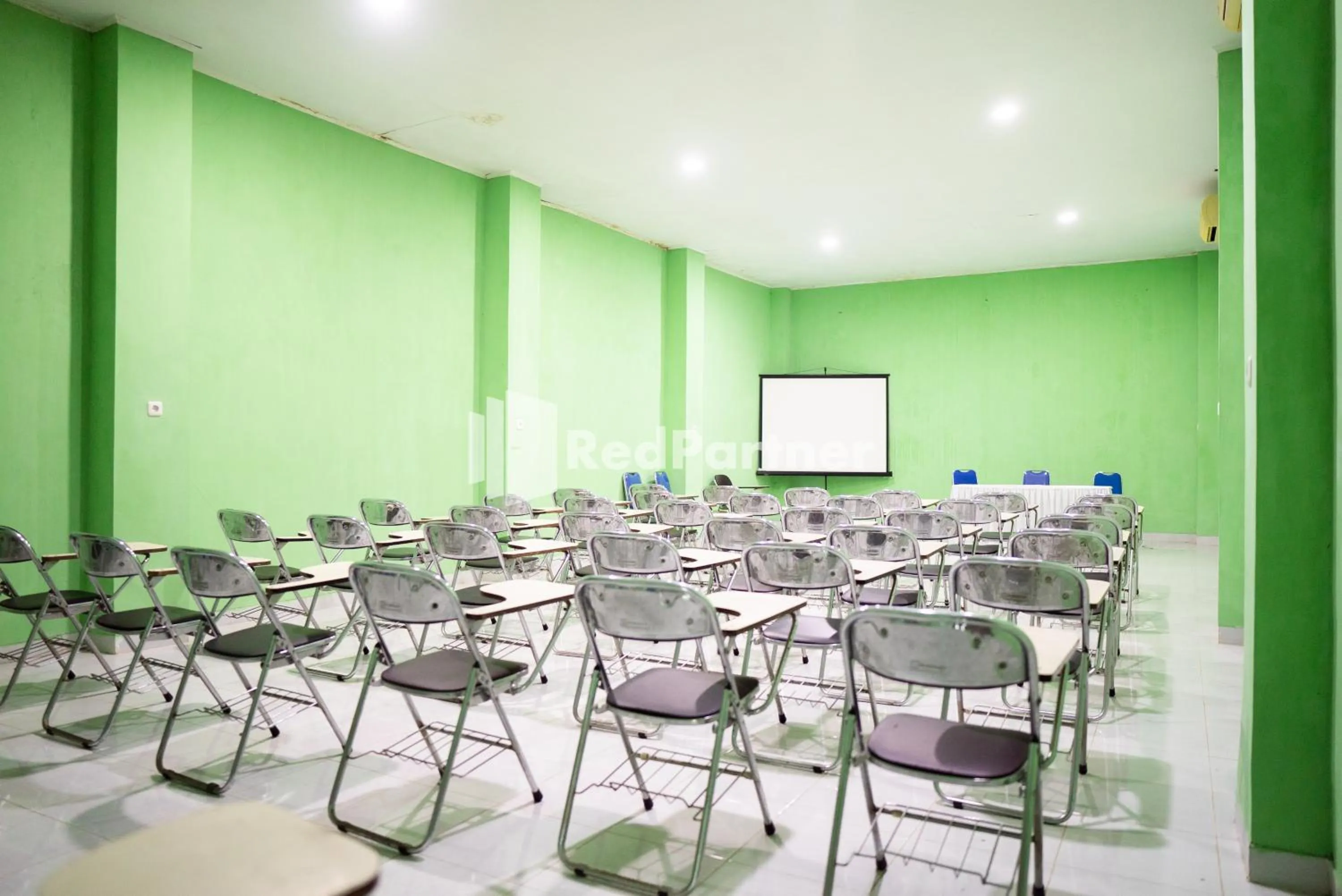 Business facilities in Hotel Ratu Ayu 2 Lampung Mitra RedDoorz