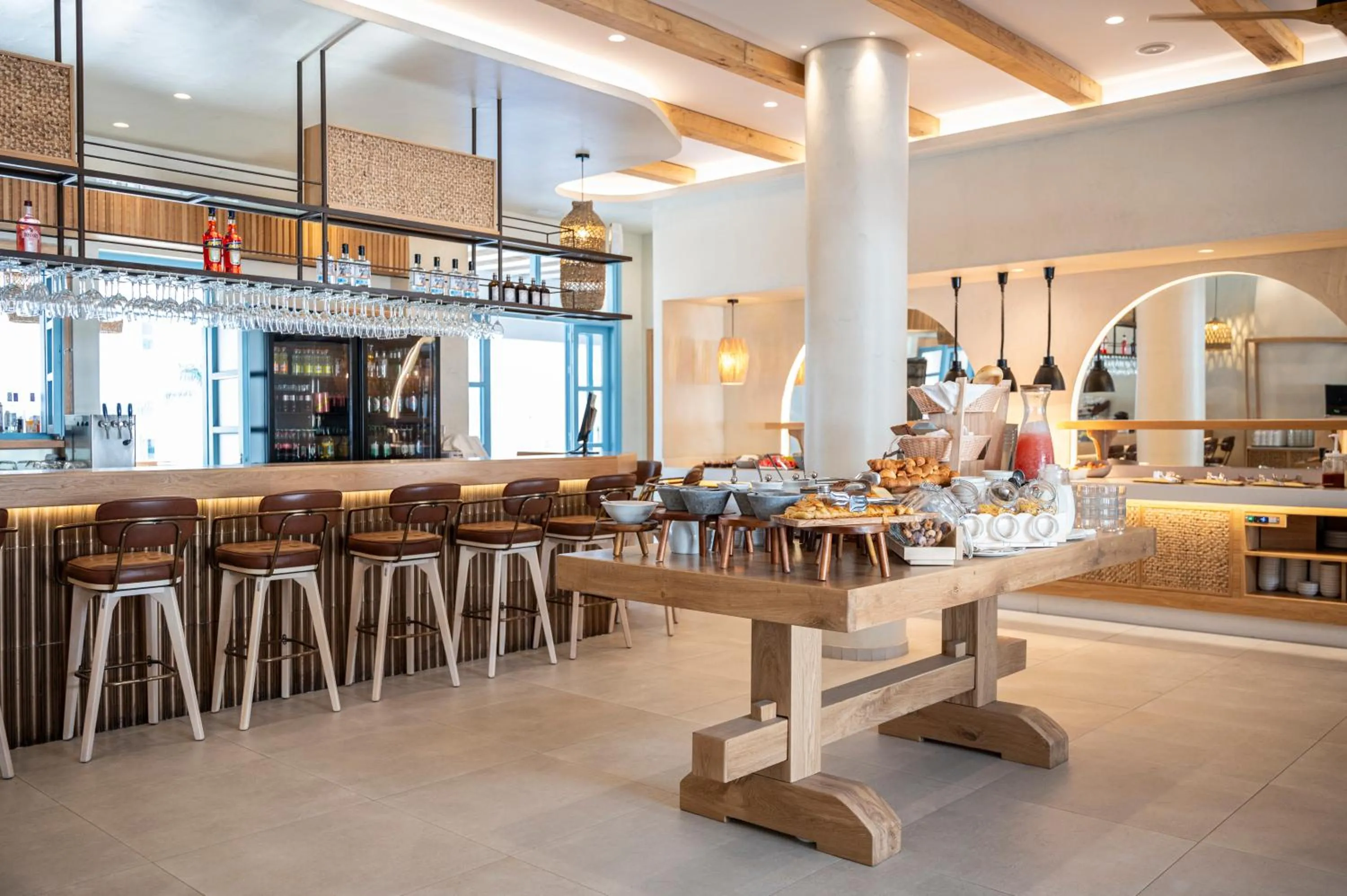 Restaurant/places to eat in Mythos Suites Hotel