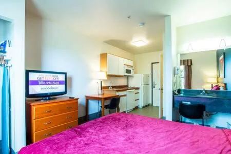 Bed in The Vistas 119 Modern studio with full kitchen 1st floor great location