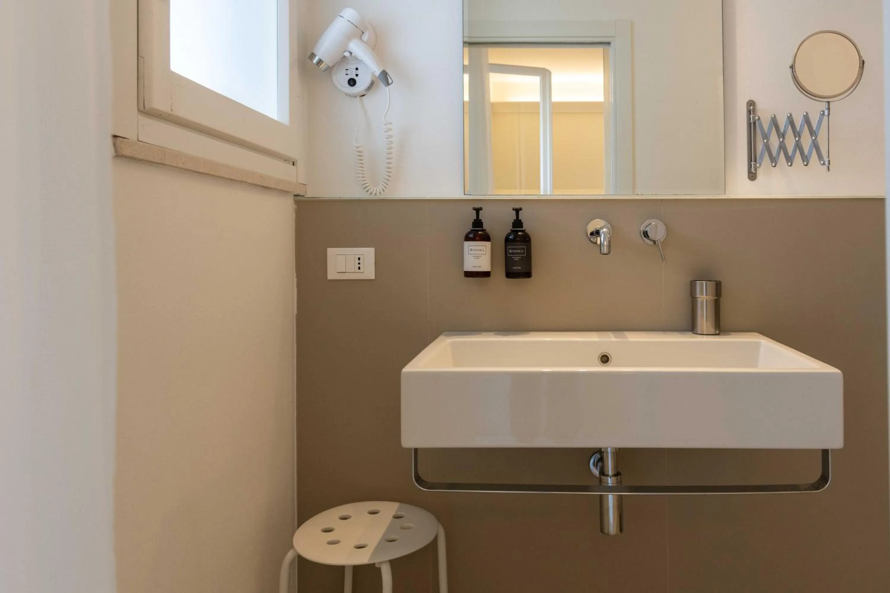 Bathroom in Kiss Beachfront Hotel & Restaurant