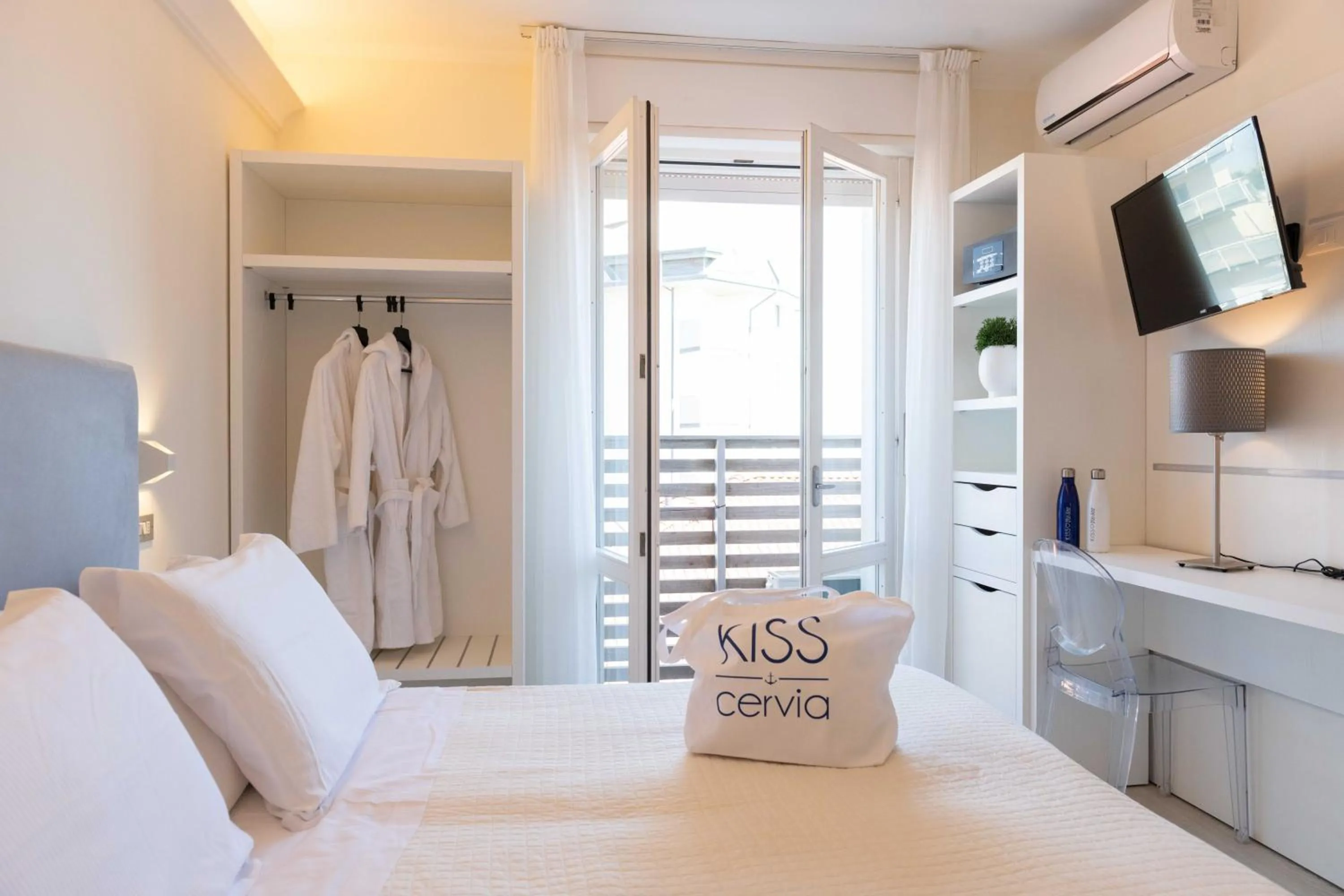 Bedroom, Bed in Kiss Beachfront Hotel & Restaurant