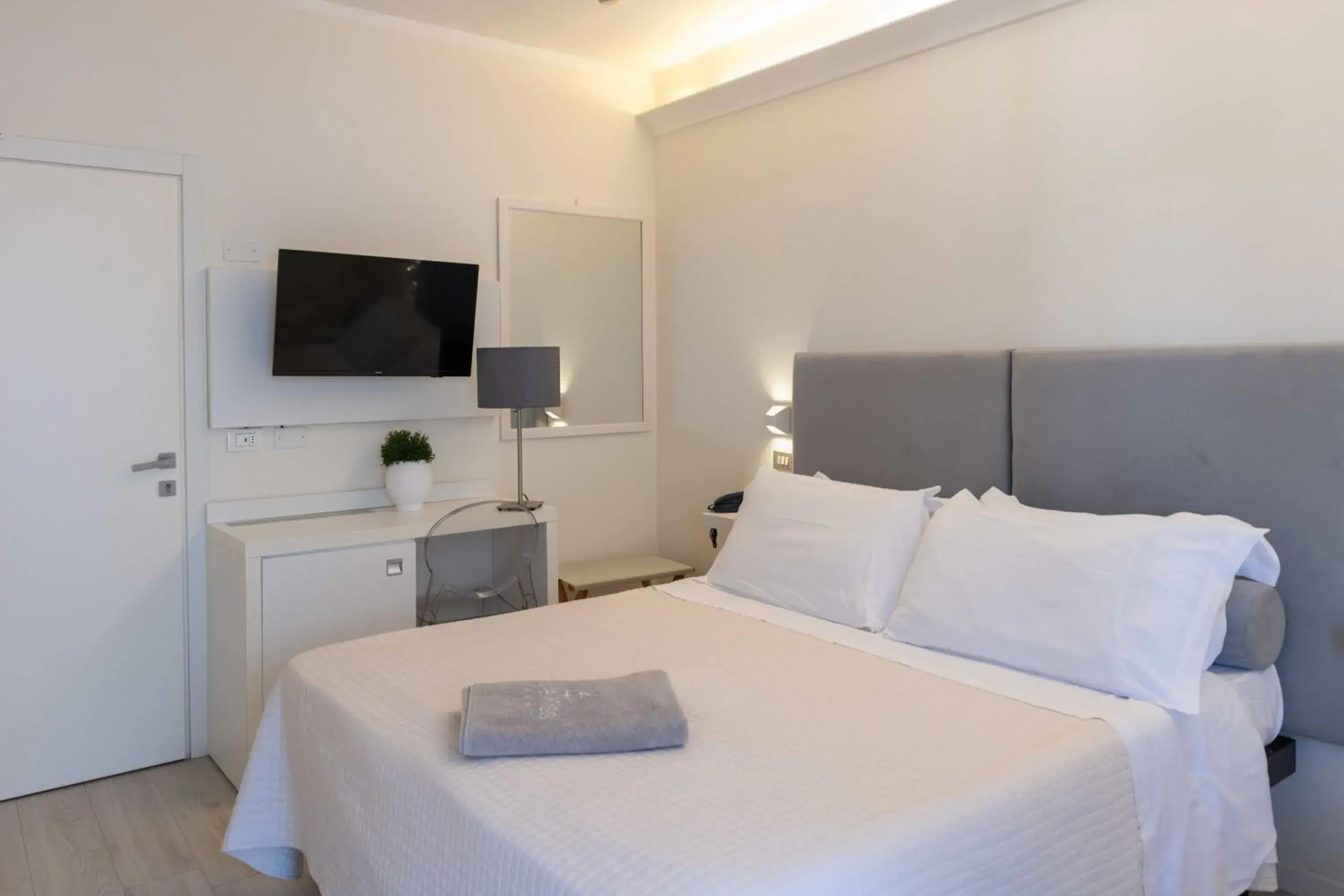 Double Room with Partial Sea View in Kiss Beachfront Hotel & Restaurant Double Room with Partial Sea View in Kiss Beachfront Hotel & Restaurant