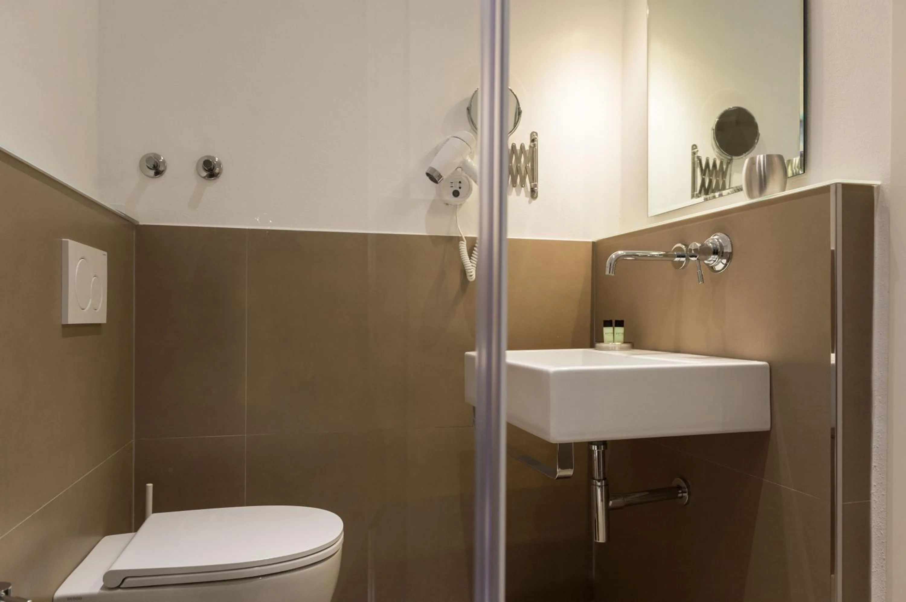 Toilet in Kiss Beachfront Hotel & Restaurant