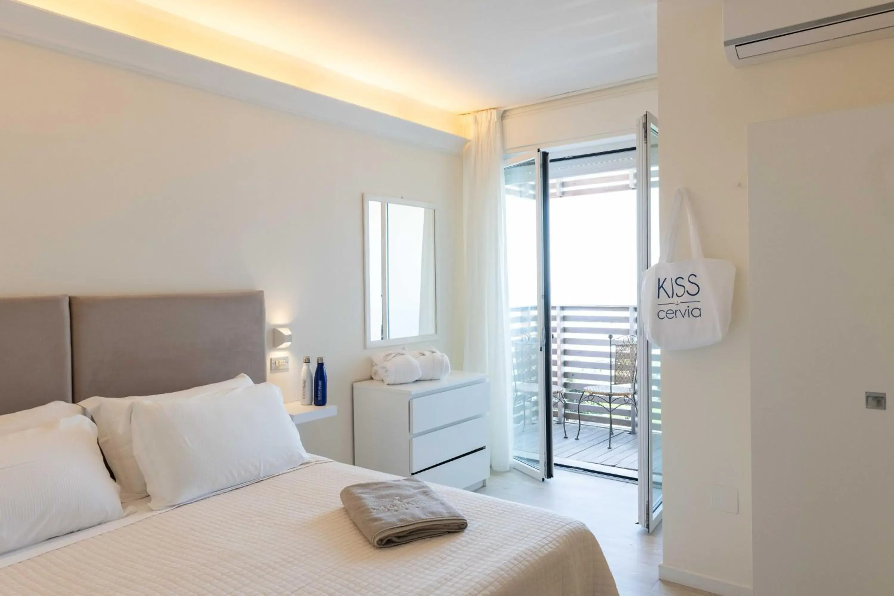 Double or Twin Room with Sea View in Kiss Beachfront Hotel & Restaurant Double or Twin Room with Sea View in Kiss Beachfront Hotel & Restaurant