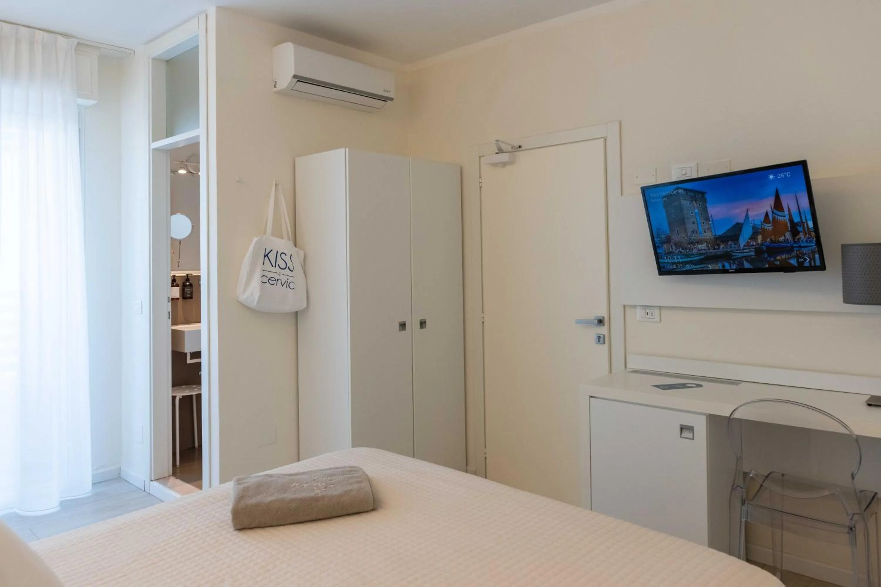 Bedroom, Bed in Kiss Beachfront Hotel & Restaurant