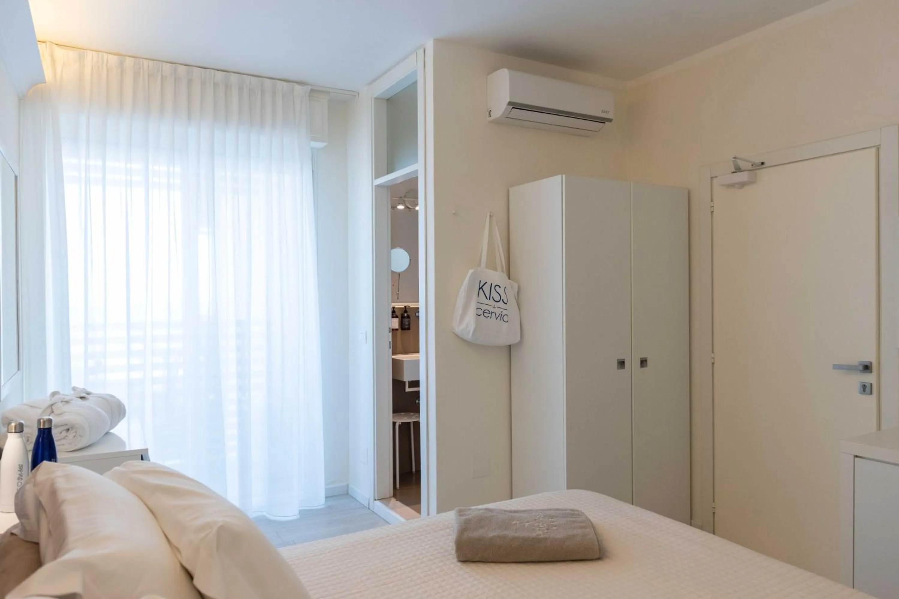 Bedroom, Bed in Kiss Beachfront Hotel & Restaurant