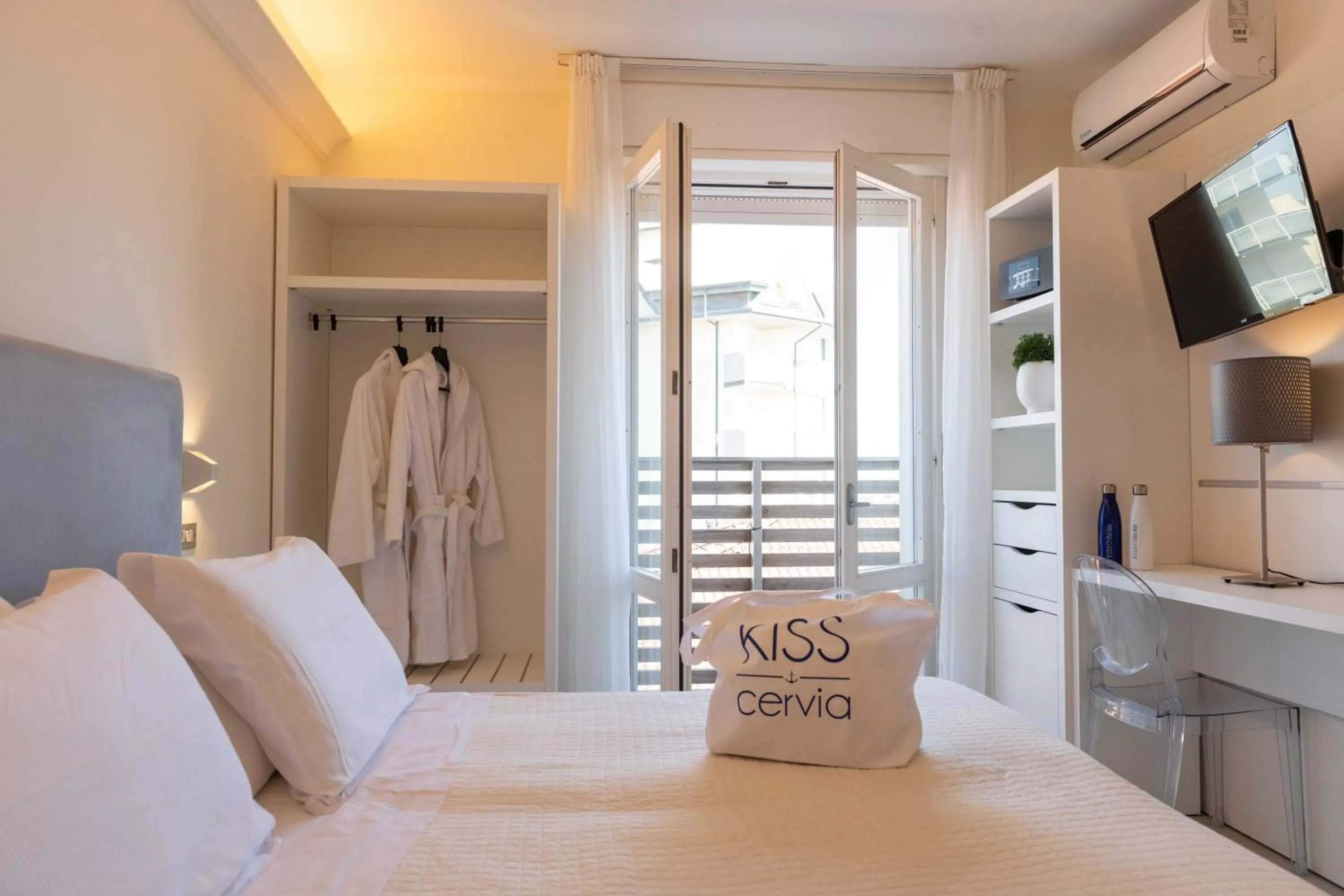 Bedroom, Bed in Kiss Beachfront Hotel & Restaurant