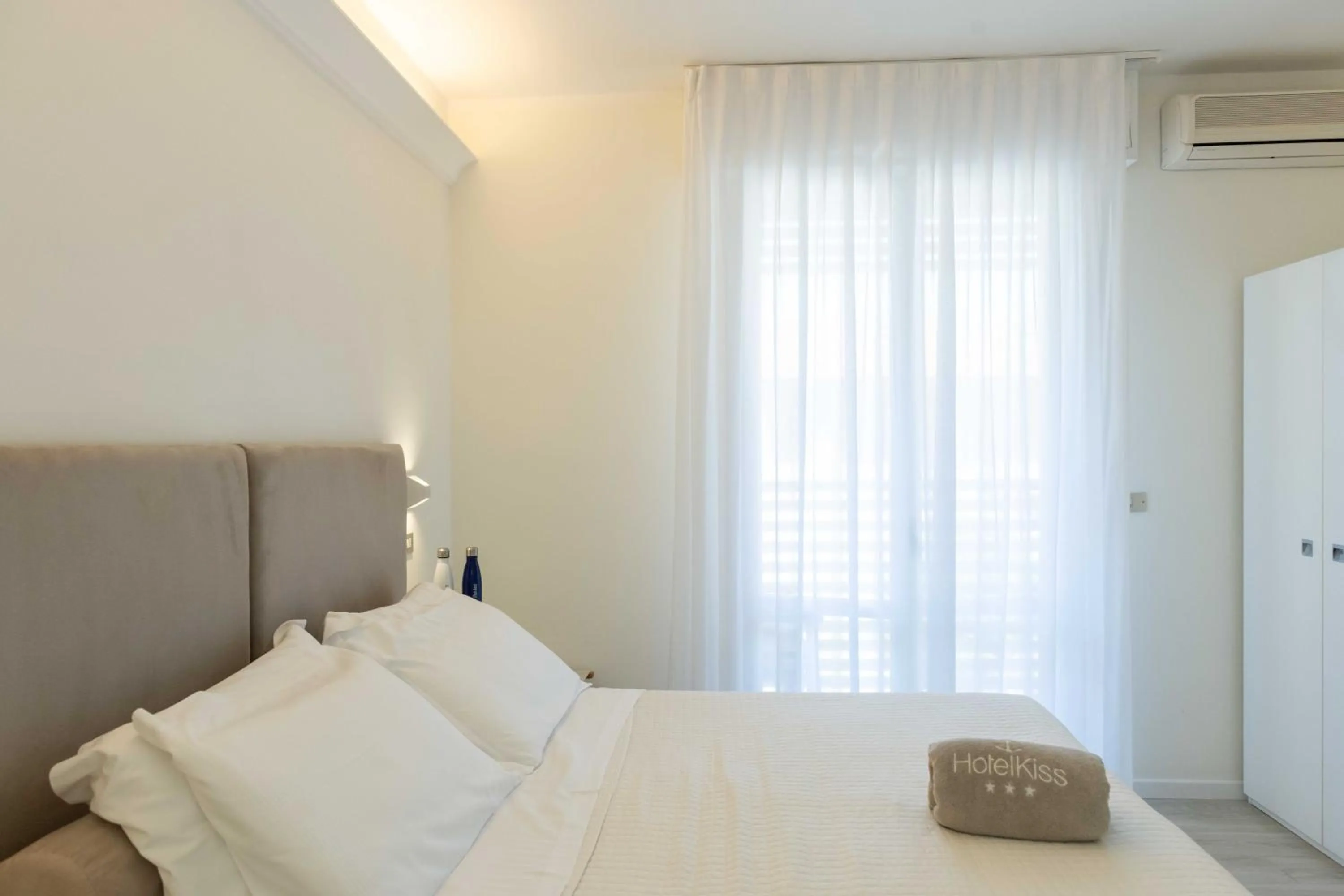 Bedroom, Bed in Kiss Beachfront Hotel & Restaurant