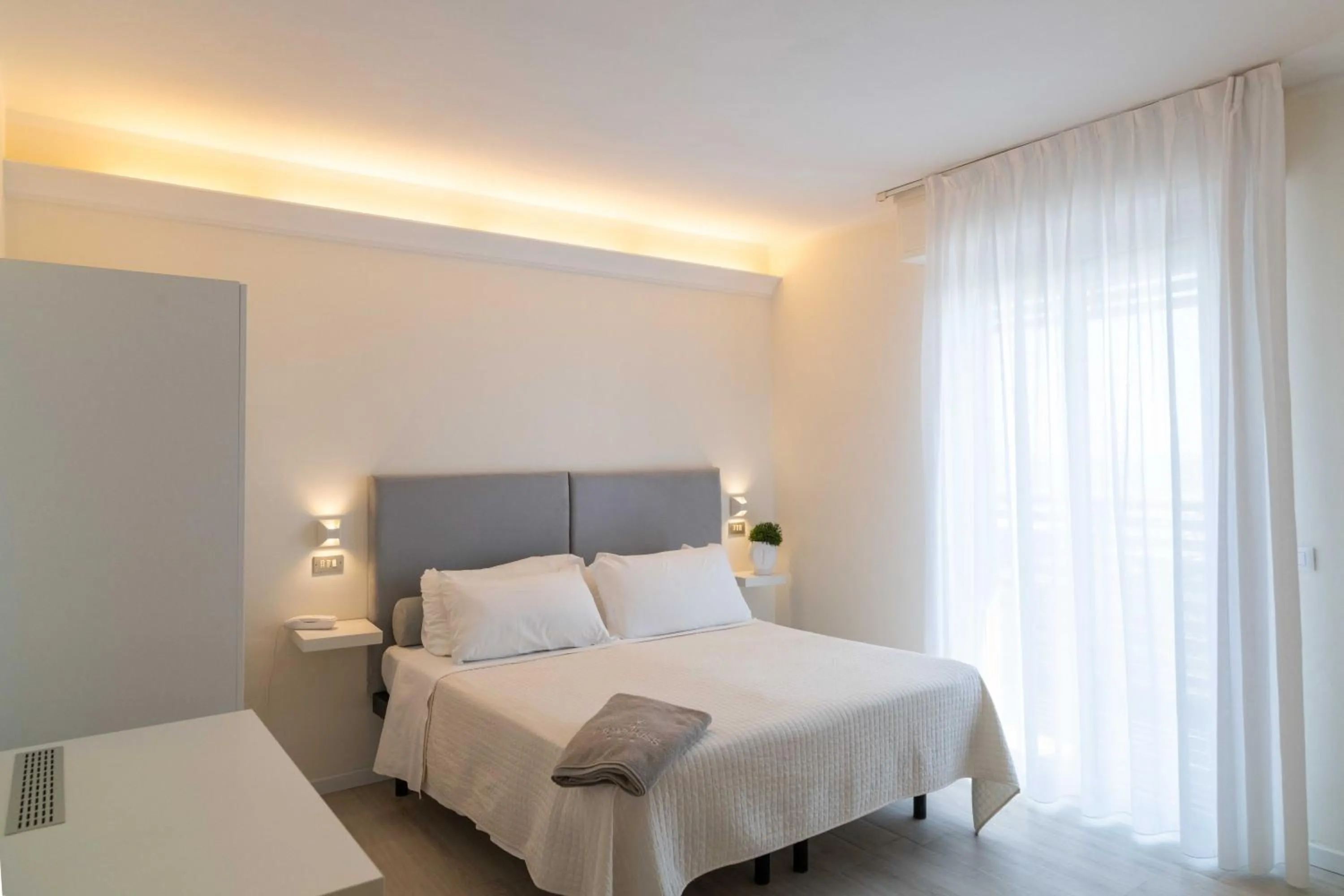 Bedroom, Bed in Kiss Beachfront Hotel & Restaurant