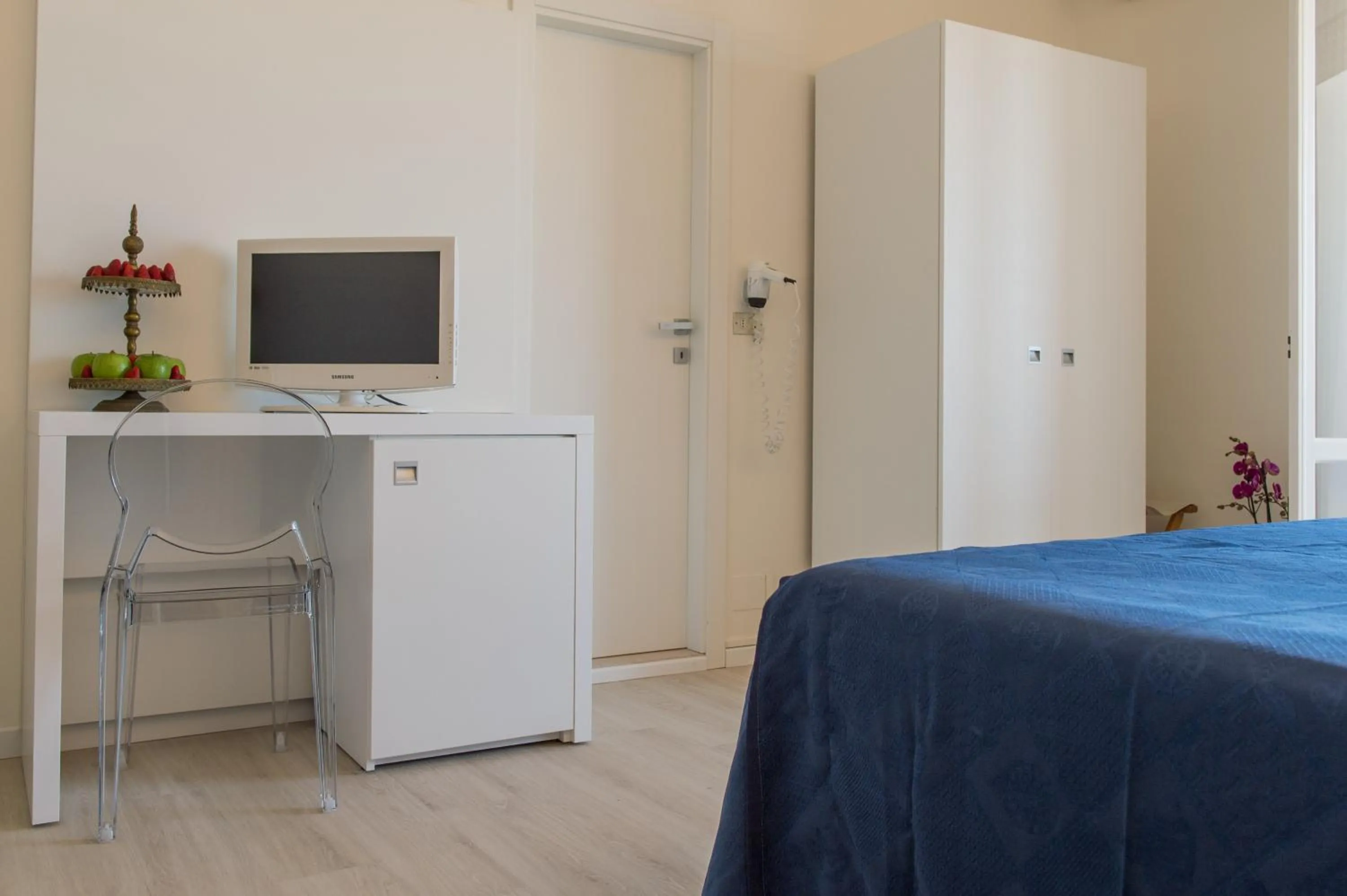 Bedroom, Bed in Kiss Beachfront Hotel & Restaurant