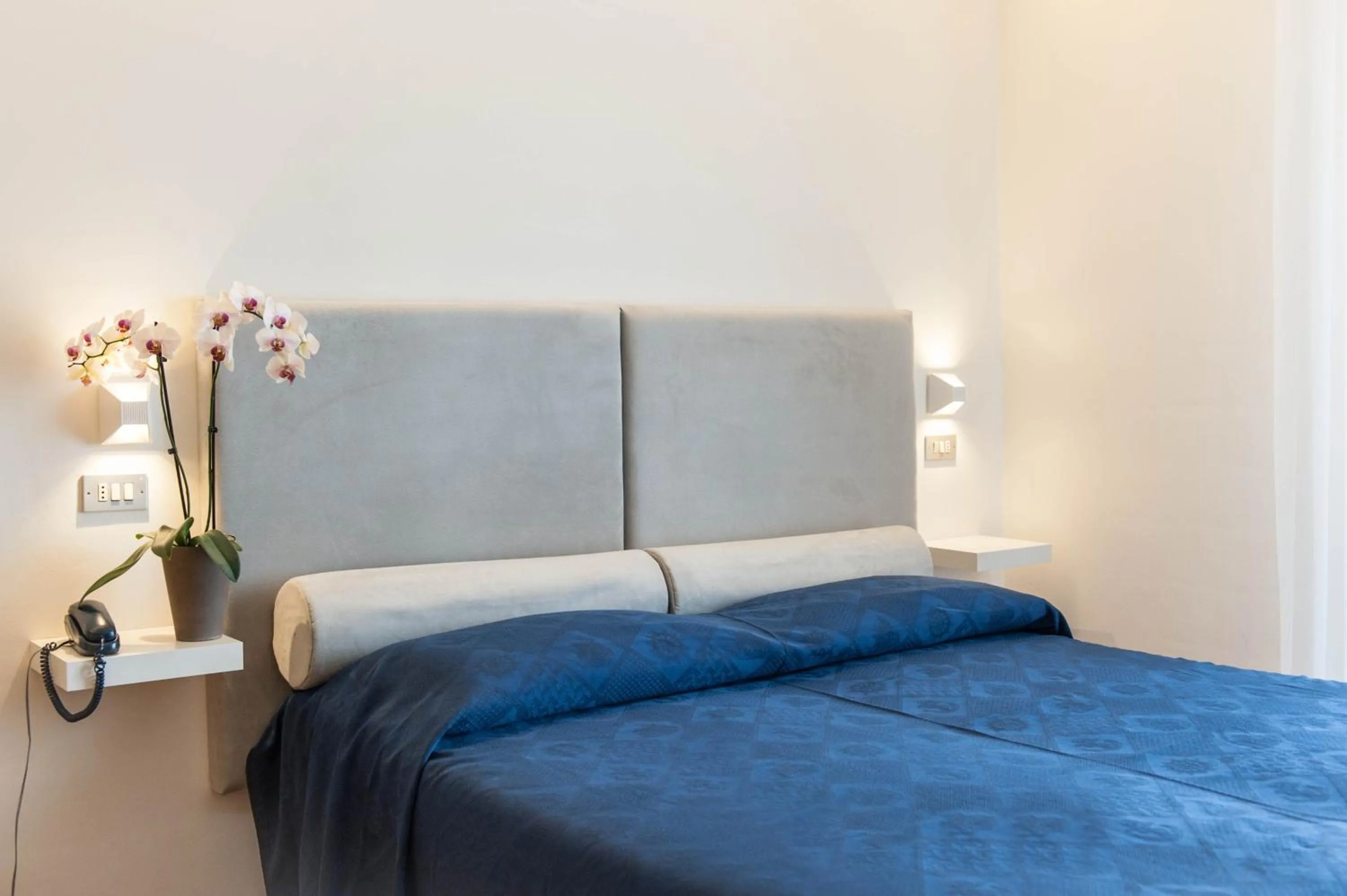 Bedroom, Bed in Kiss Beachfront Hotel & Restaurant