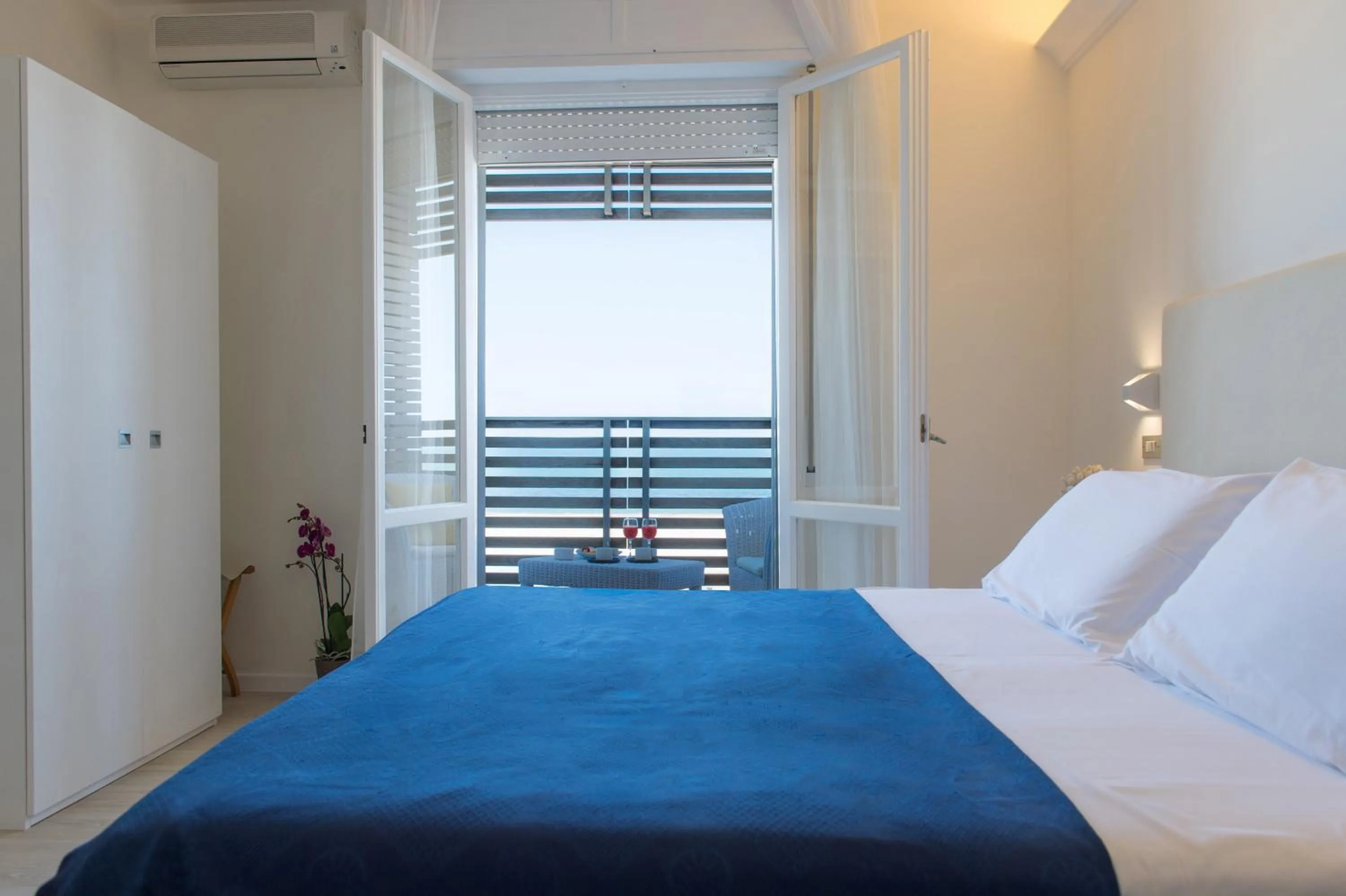 Bedroom, Bed in Kiss Beachfront Hotel & Restaurant