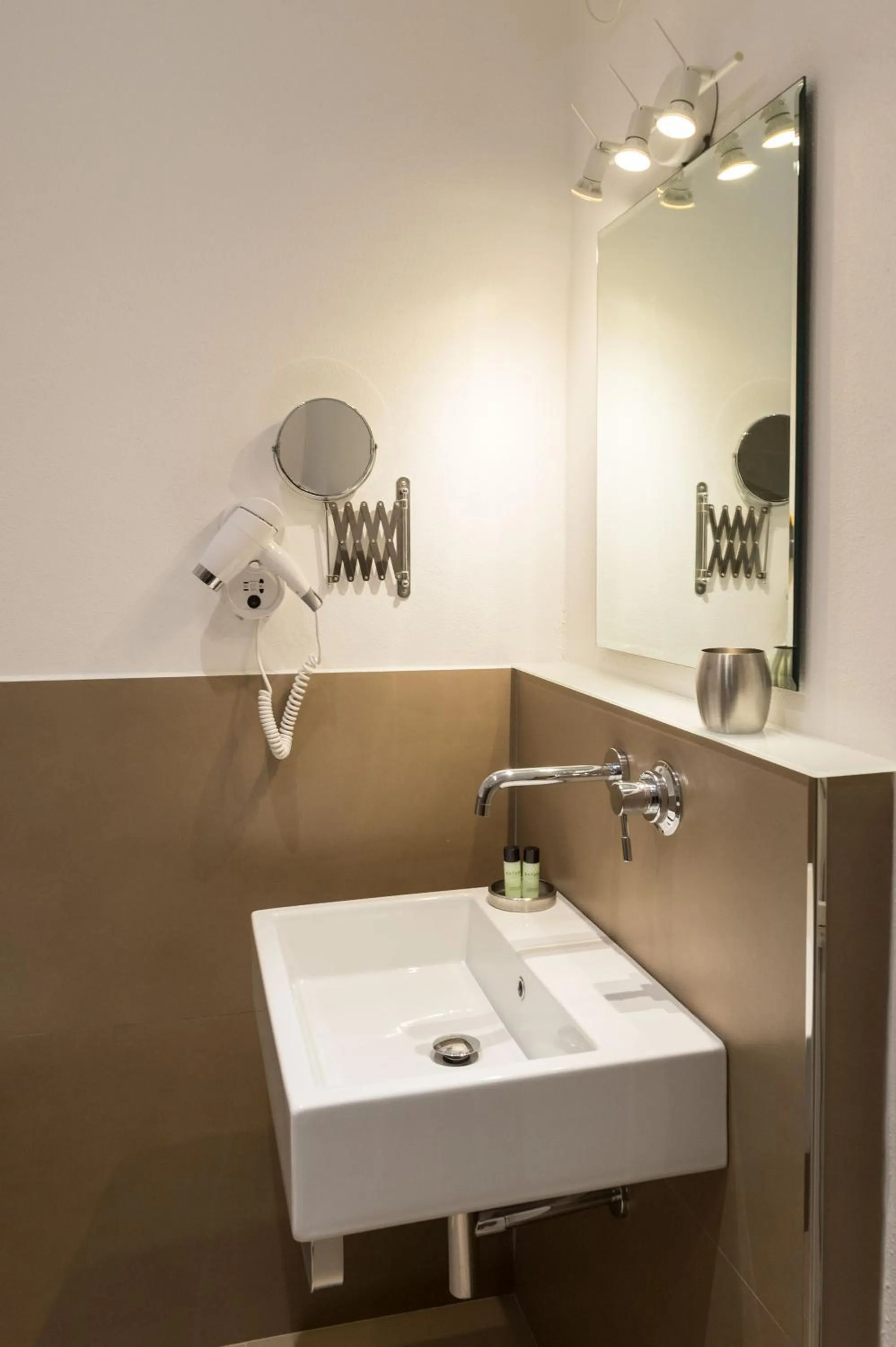 Bathroom in Kiss Beachfront Hotel & Restaurant