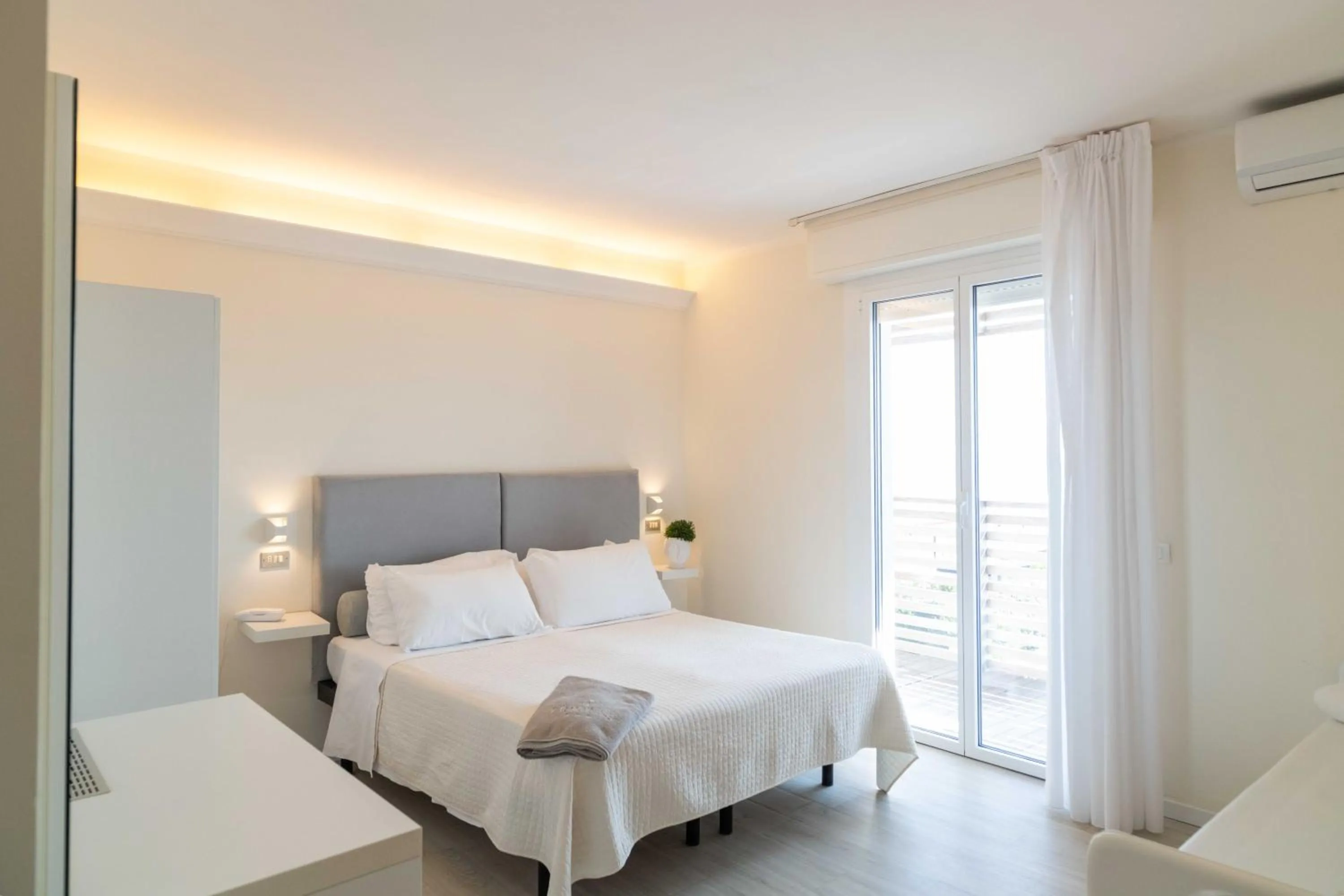 Bedroom, Bed in Kiss Beachfront Hotel & Restaurant