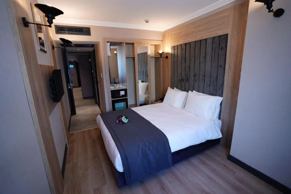 Photo of the whole room, Bed in Mineo Hotel Taksim
