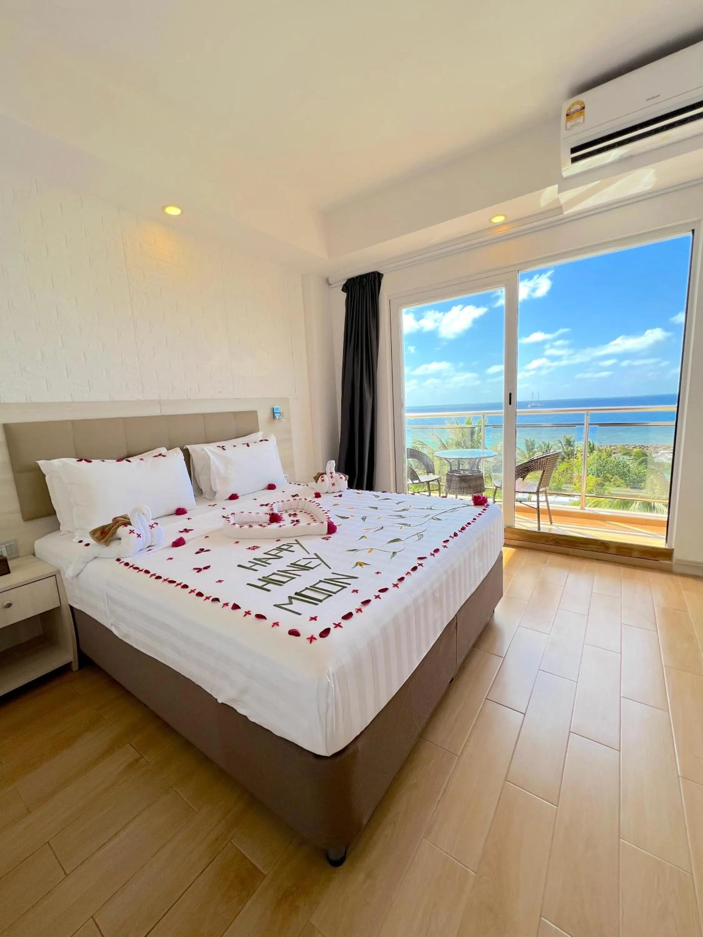 Bed in iCom Marina Sea View