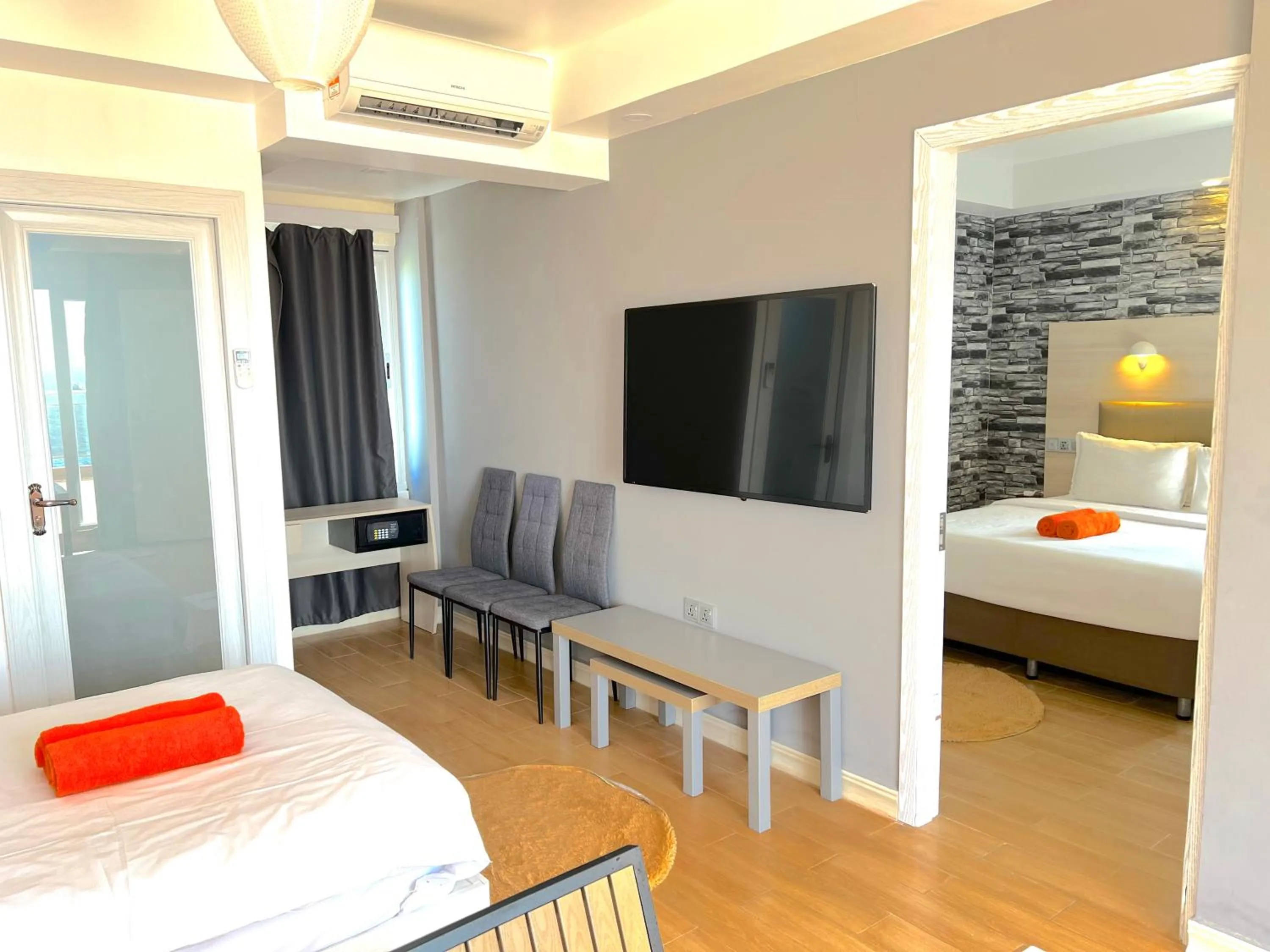 Photo of the whole room, Bed in iCom Marina Sea View