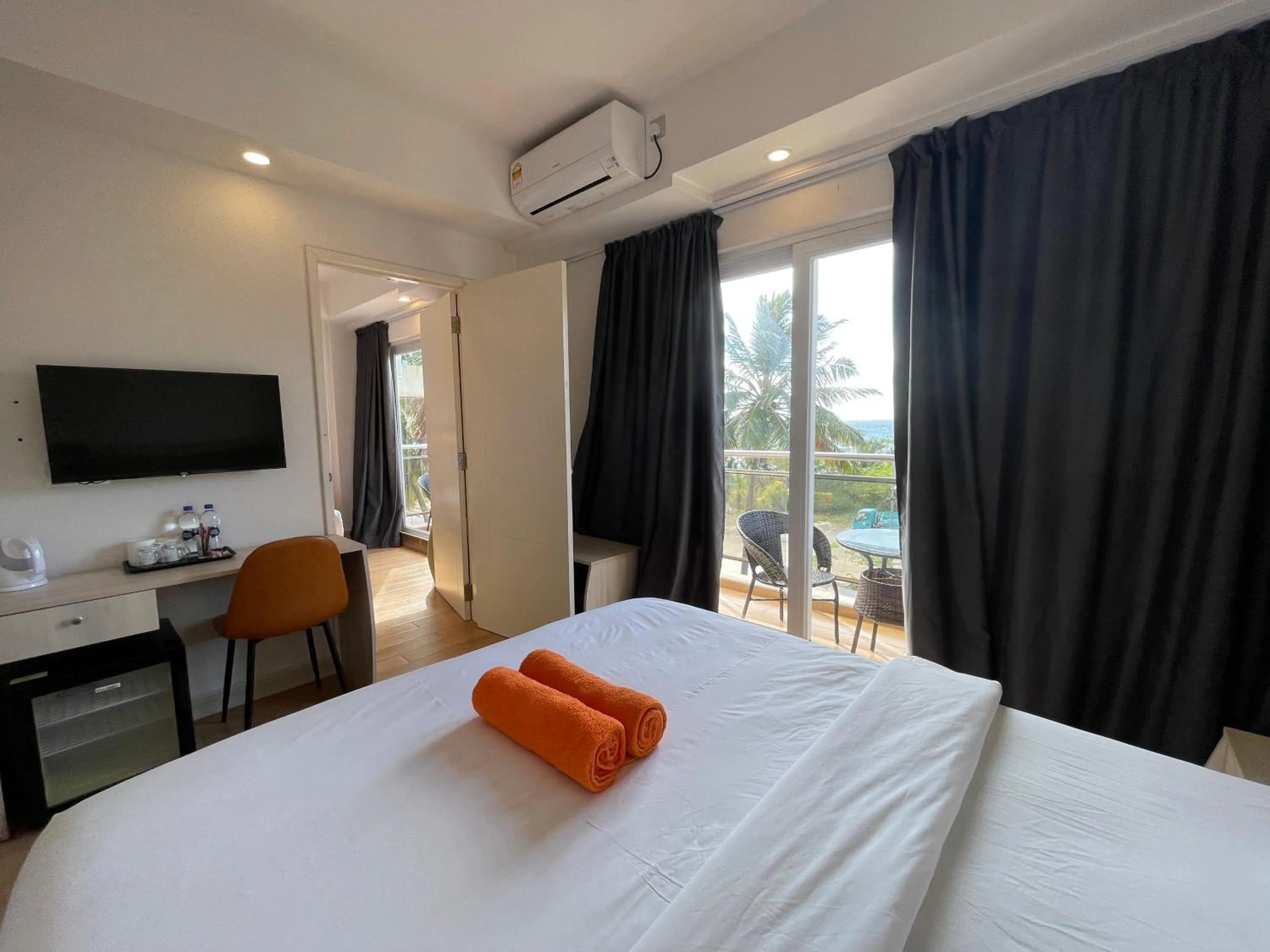 Photo of the whole room, Bed in iCom Marina Sea View