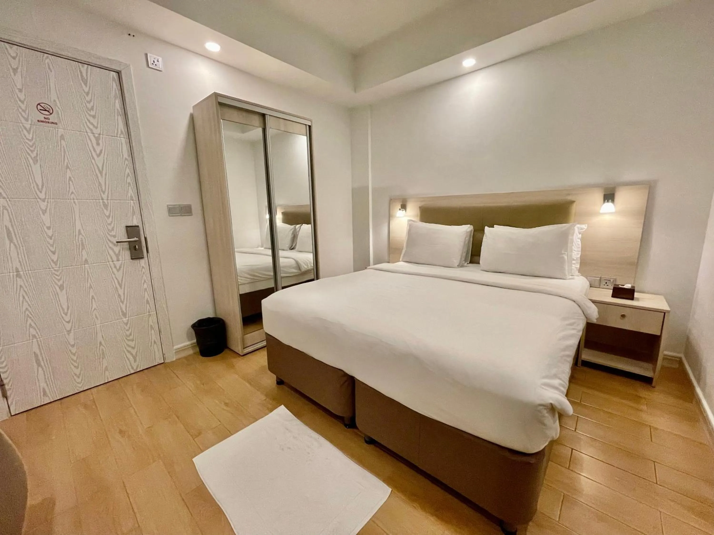 Photo of the whole room, Bed in iCom Marina Sea View