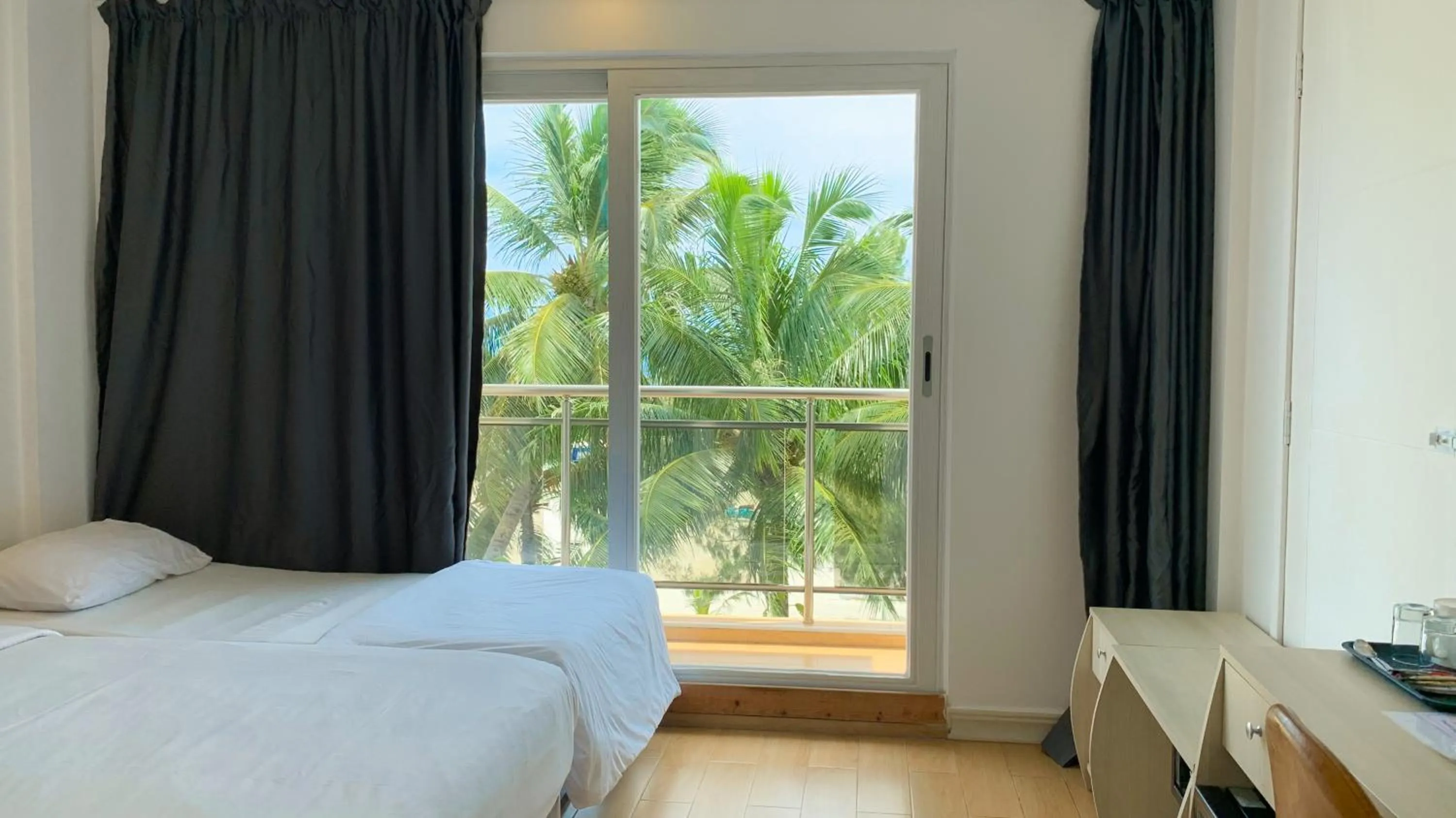 Photo of the whole room, Bed in iCom Marina Sea View