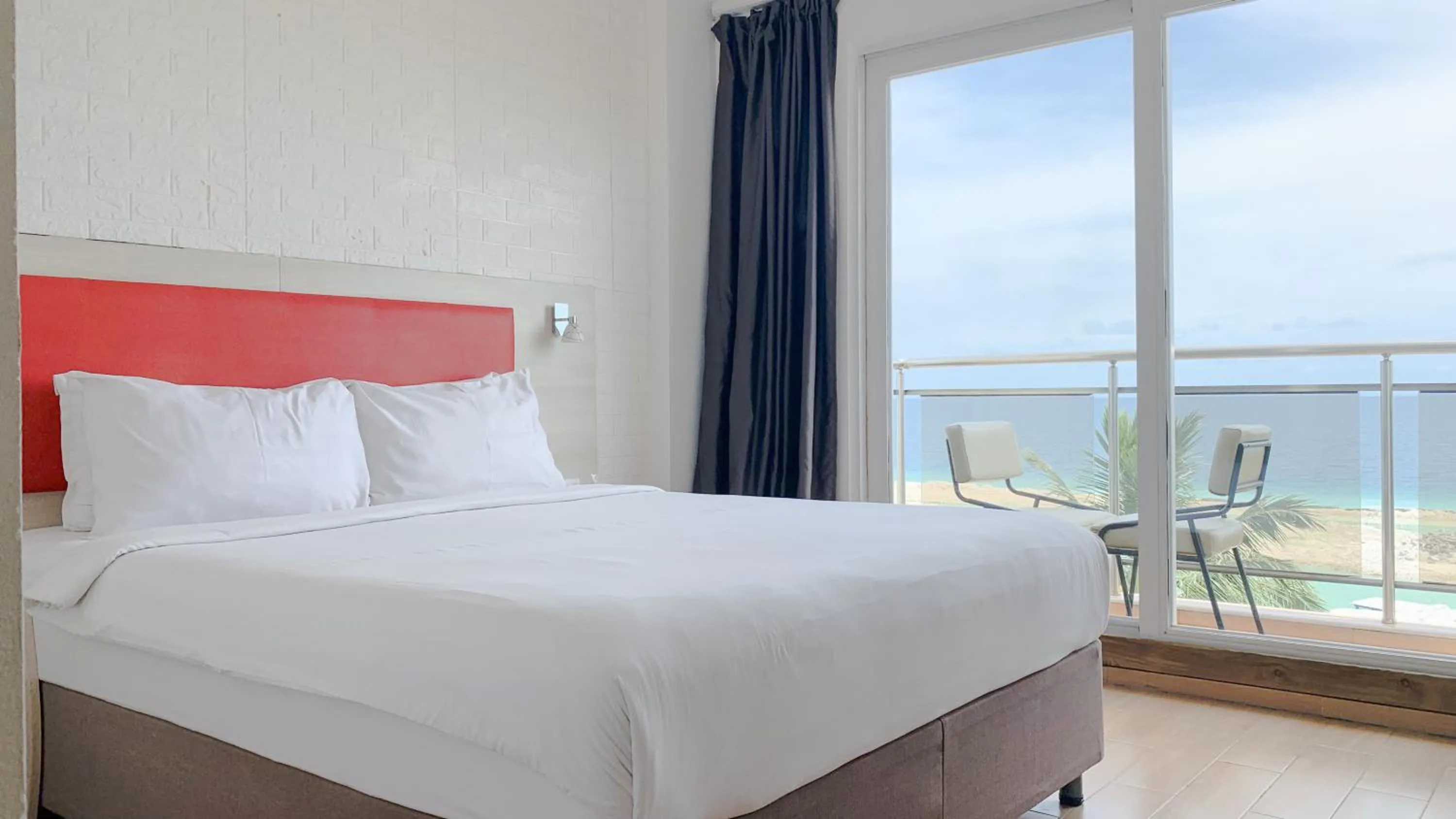 Photo of the whole room, Bed in iCom Marina Sea View