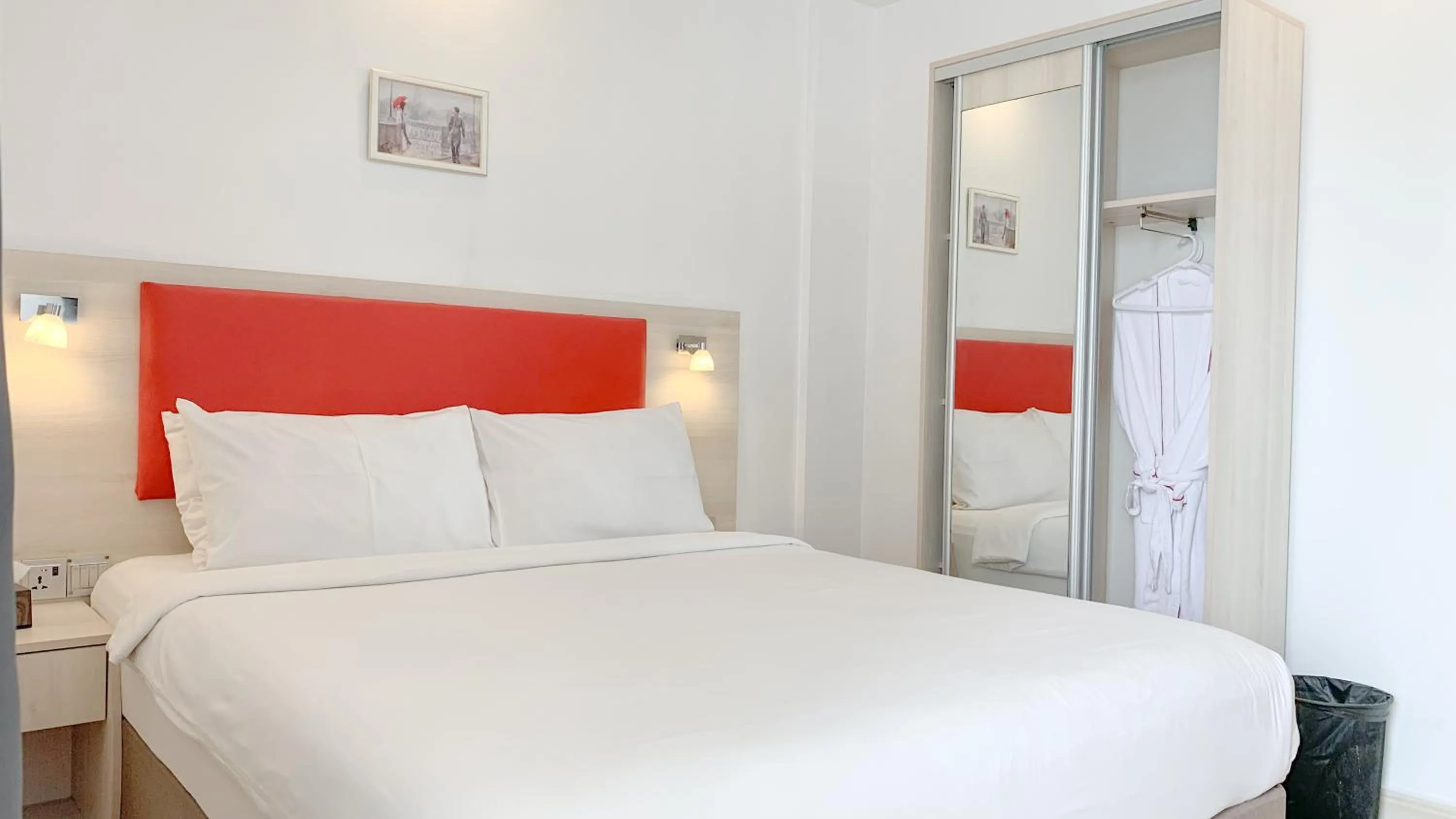 Photo of the whole room, Bed in iCom Marina Sea View