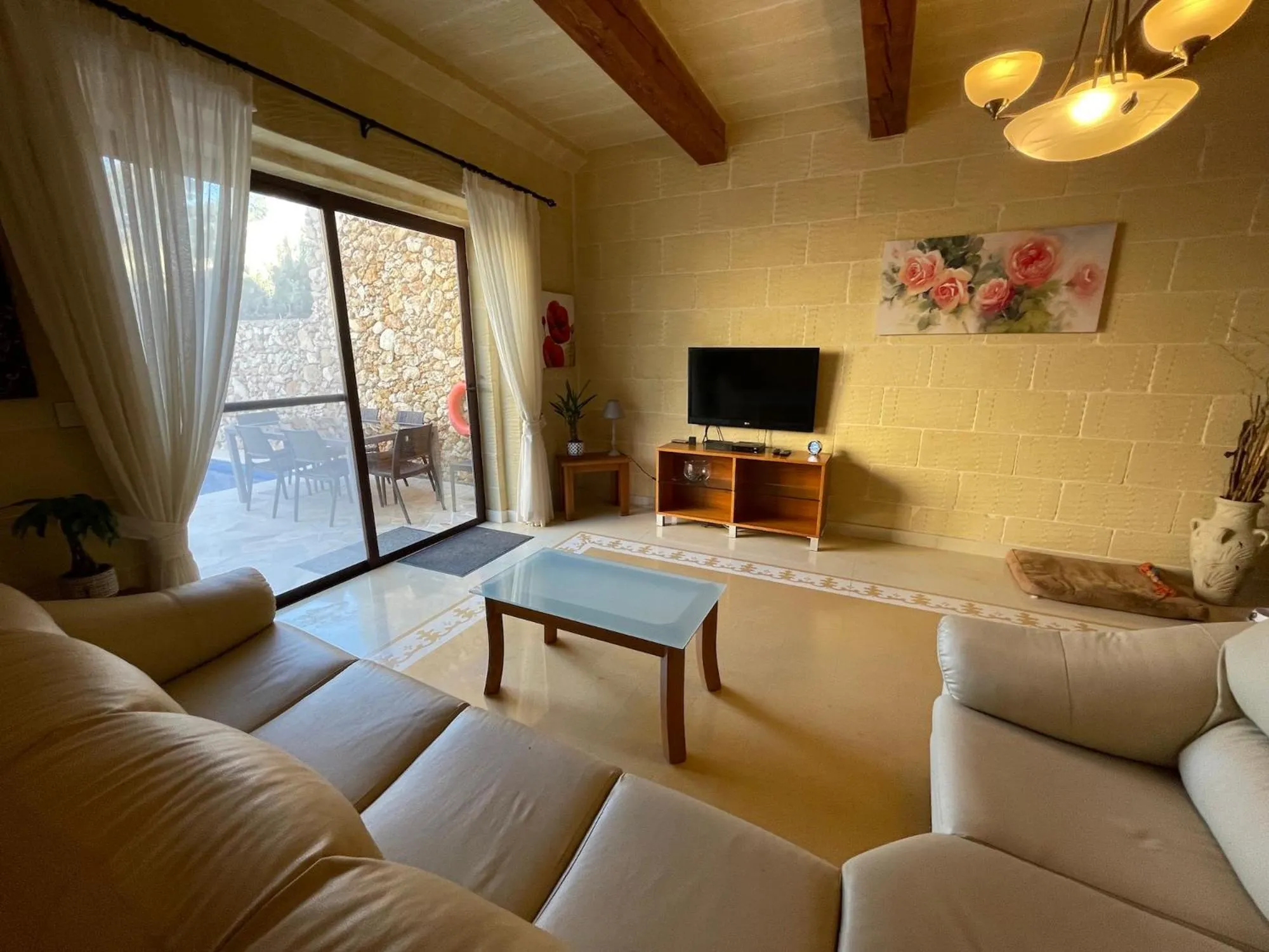 Communal lounge/ TV room in Gilju B&B