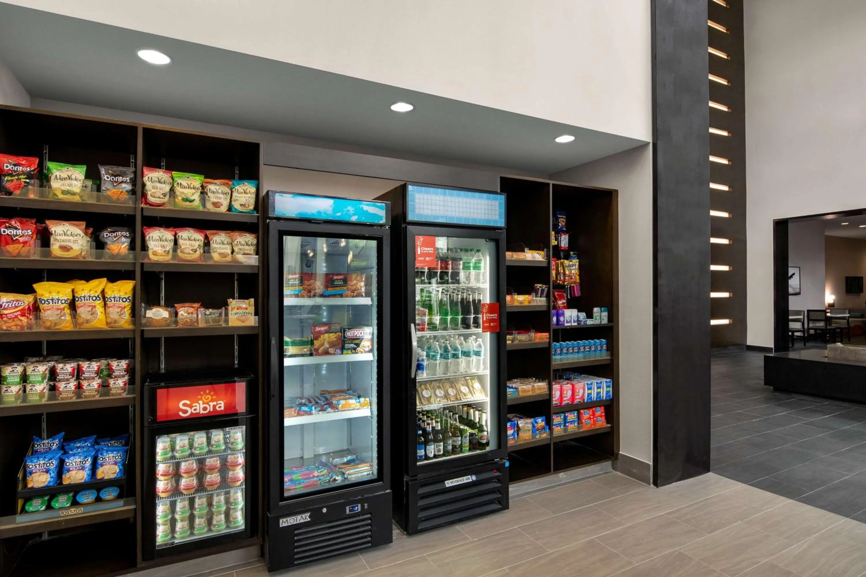 Restaurant/places to eat in Embassy Suites by Hilton Newark Airport