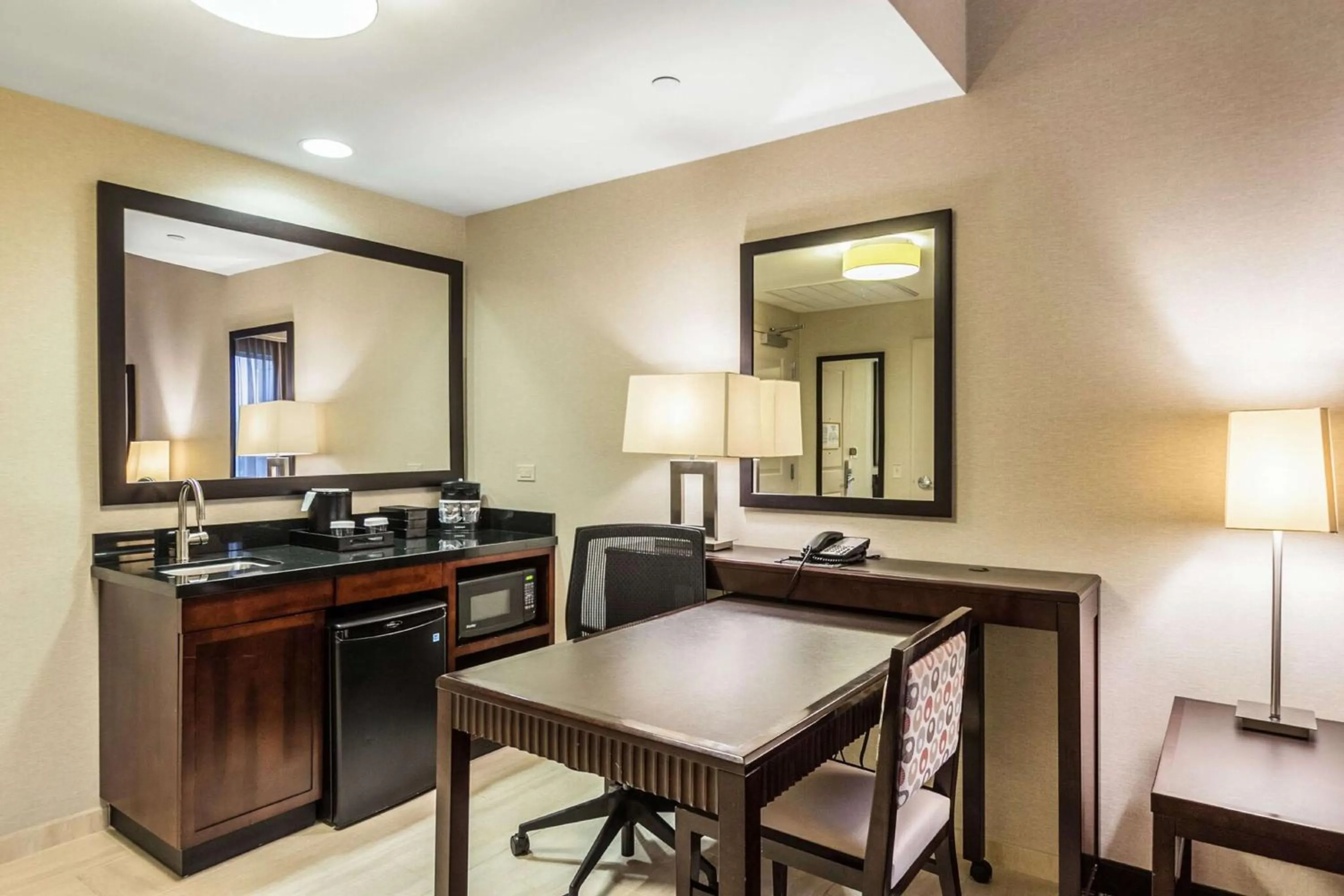 Bedroom in Embassy Suites by Hilton Newark Airport