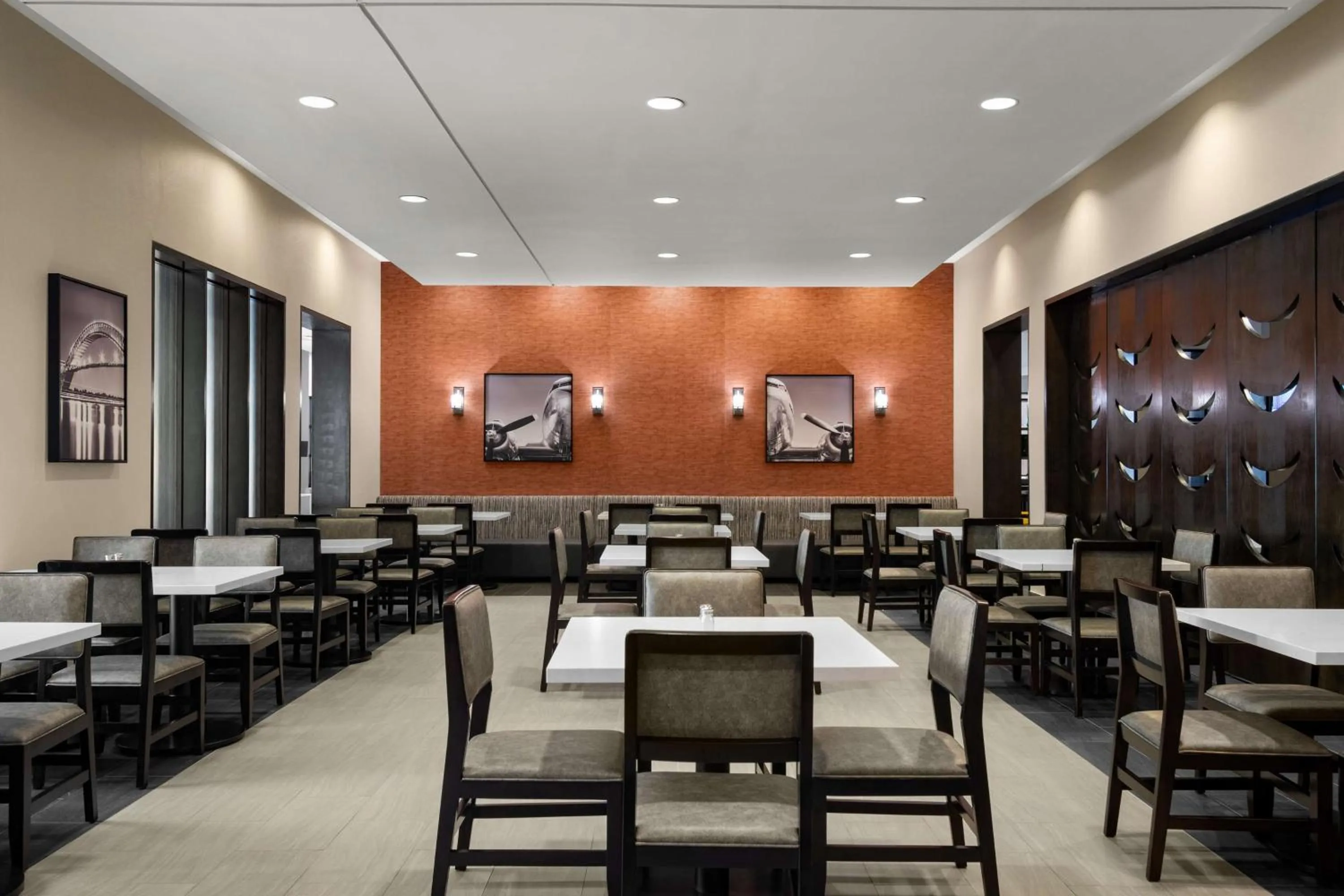 Restaurant/places to eat in Embassy Suites by Hilton Newark Airport
