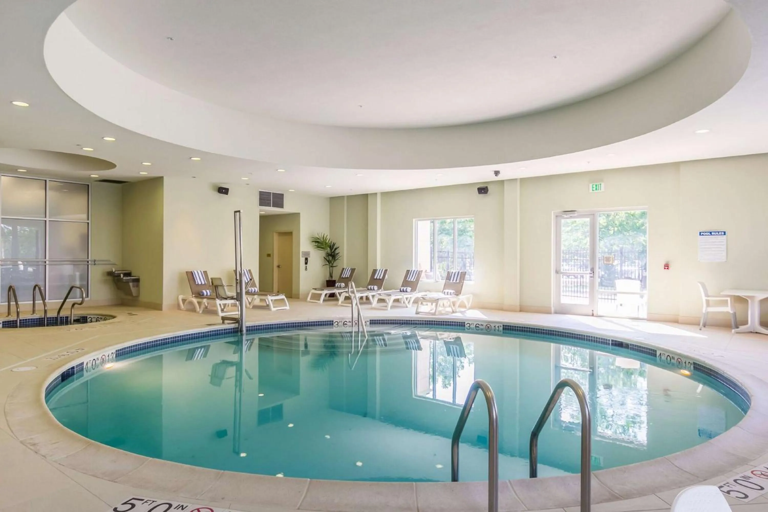 Pool view in Embassy Suites by Hilton Newark Airport
