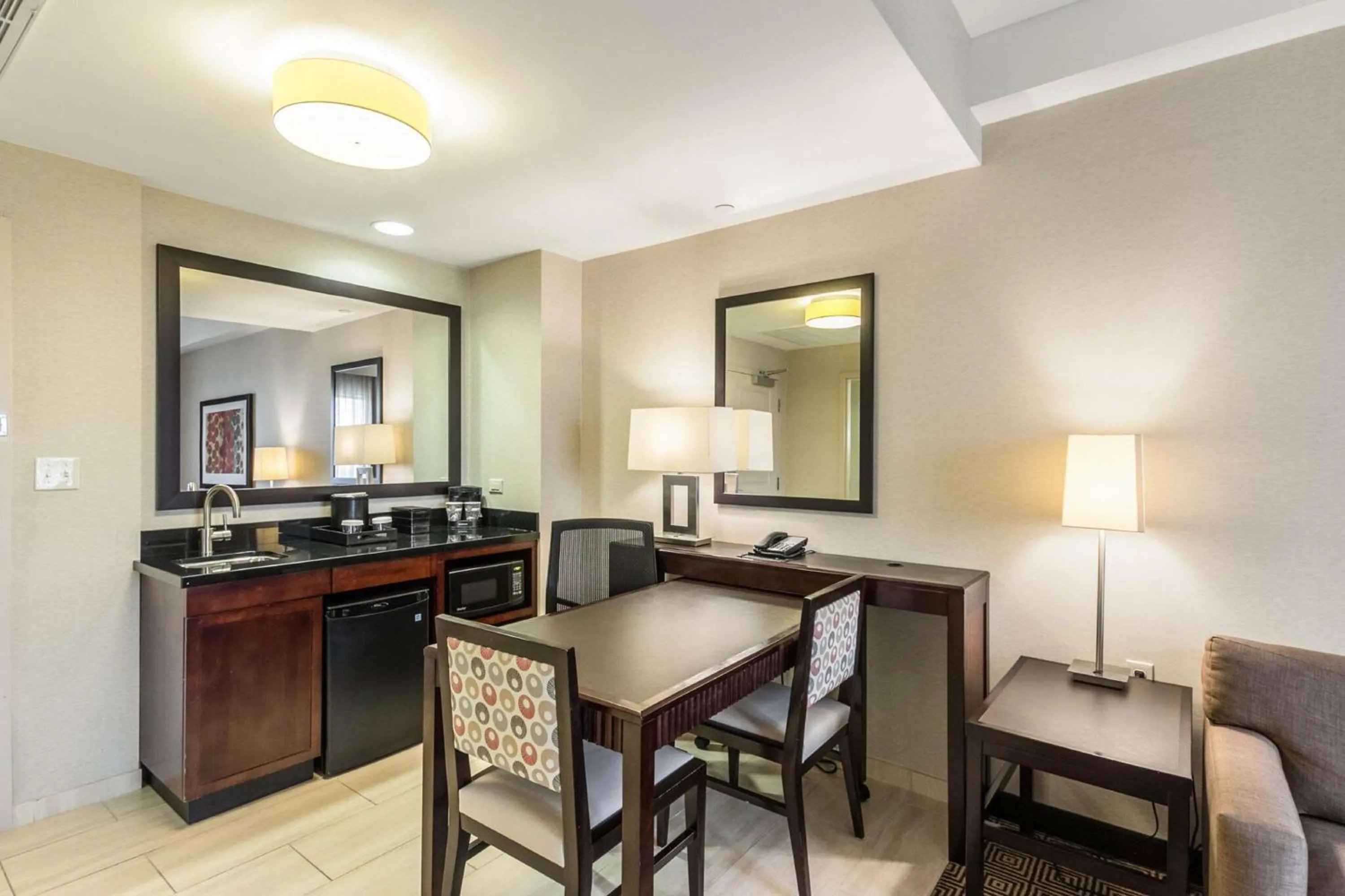 Bedroom in Embassy Suites by Hilton Newark Airport