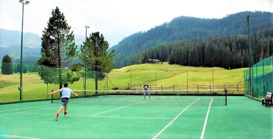 Tennis court in Park Hotel Sancelso