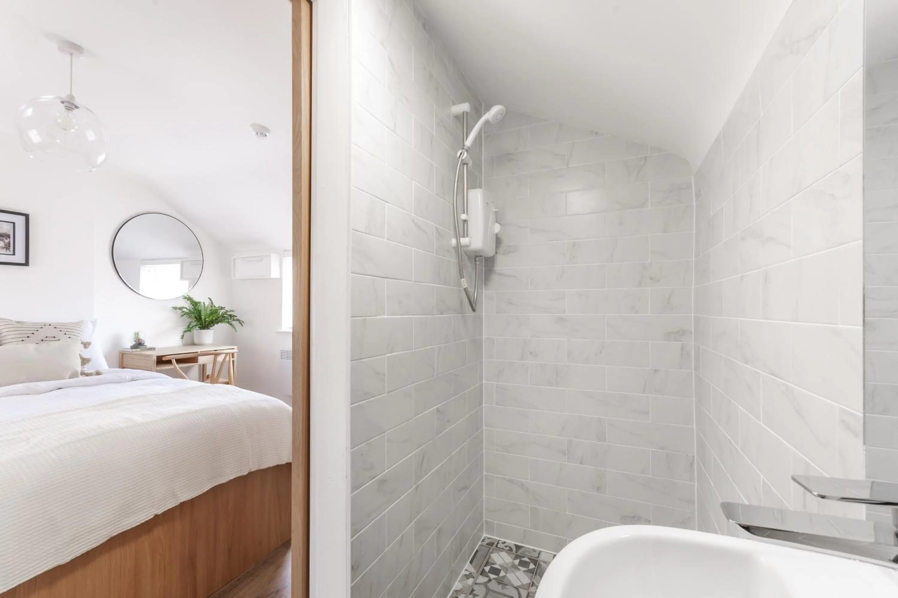 Shower, Bed in 14-16 Grosvenor Street Stylish Apartments - Chester