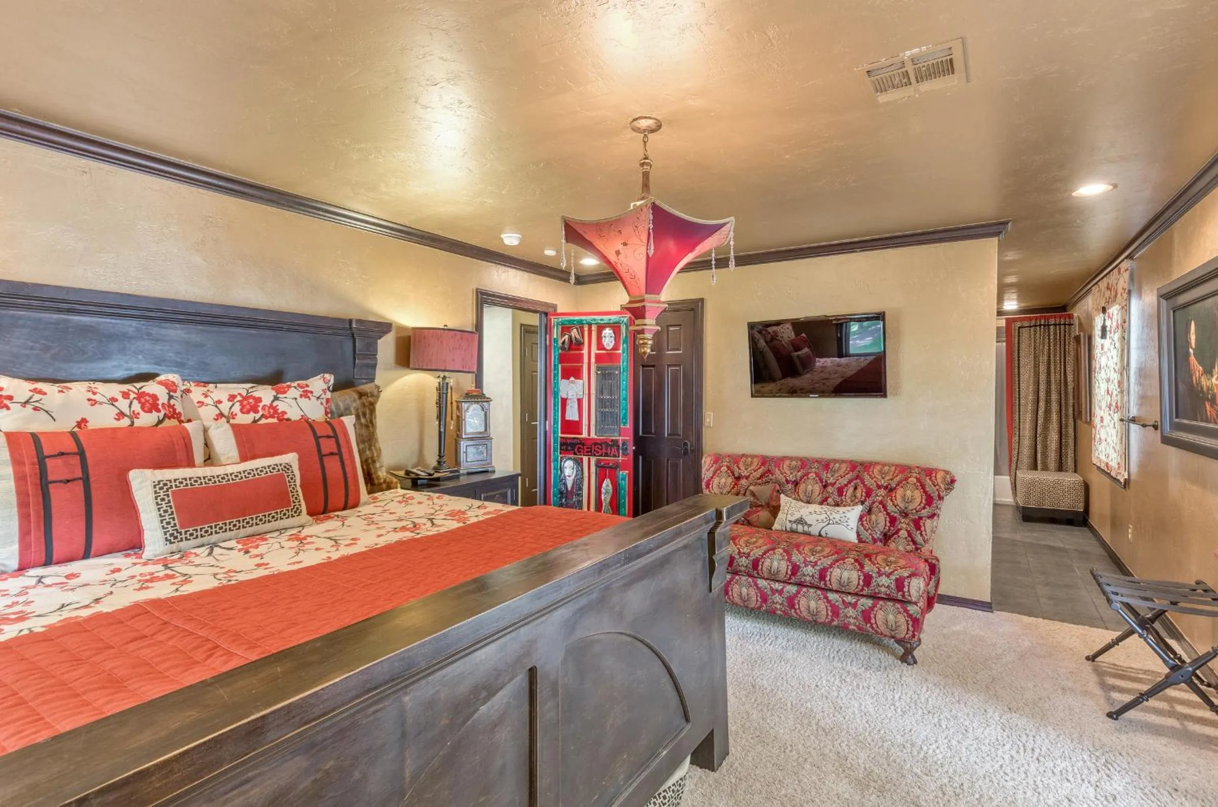 Photo of the whole room, Bed in The Funky Monkey Inn