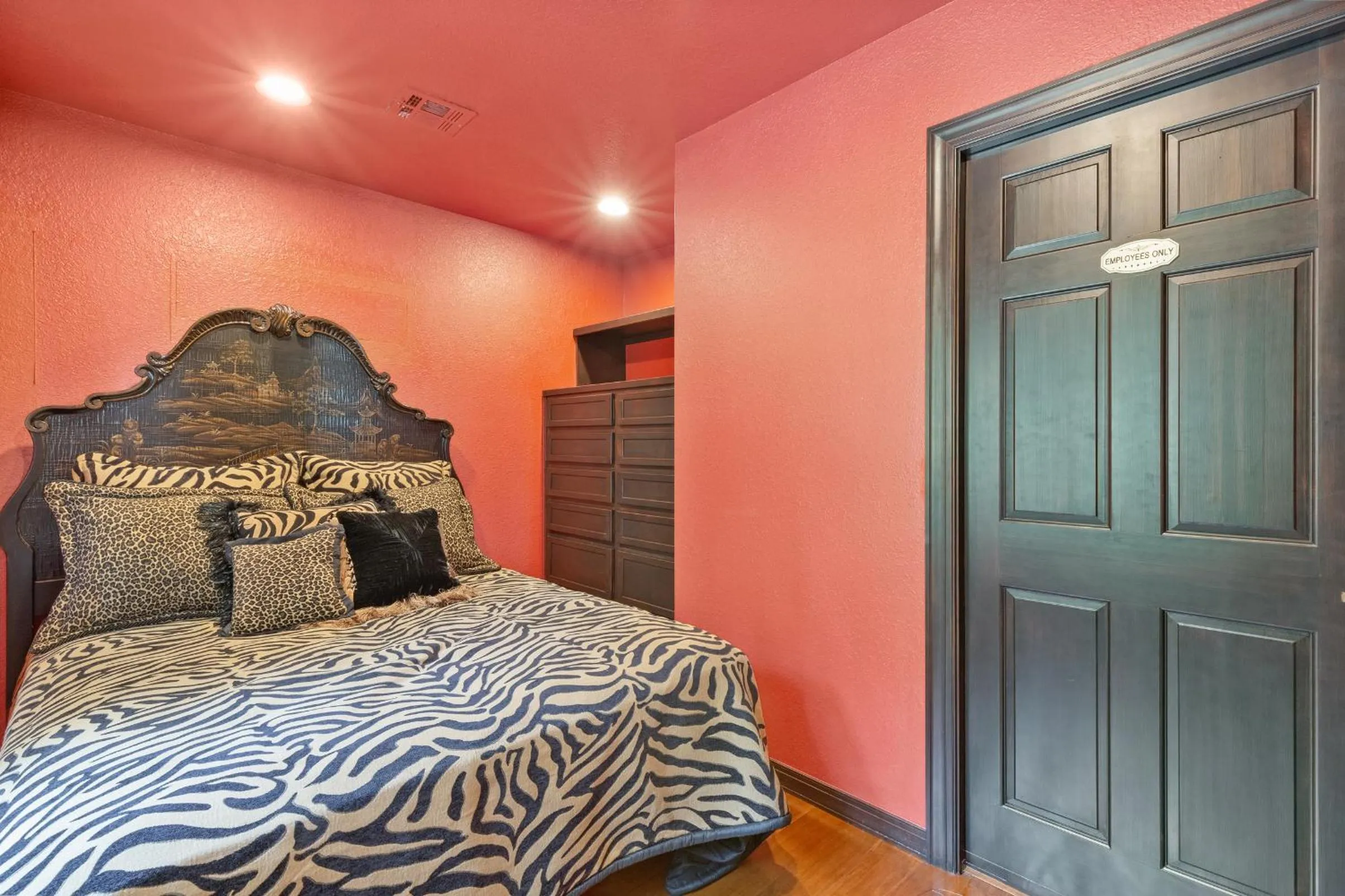 Bedroom, Bed in The Funky Monkey Inn