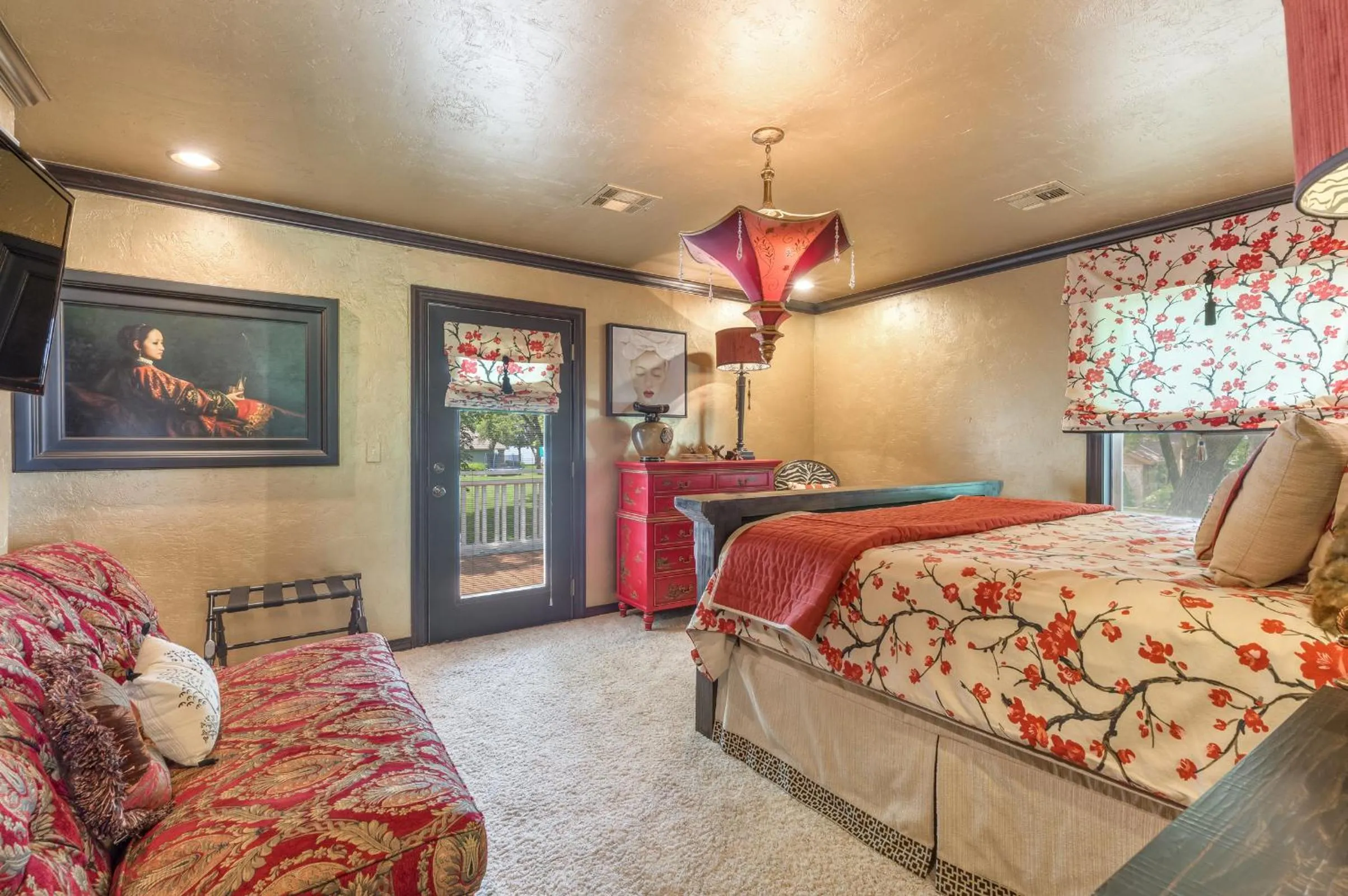 Photo of the whole room, Bed in The Funky Monkey Inn