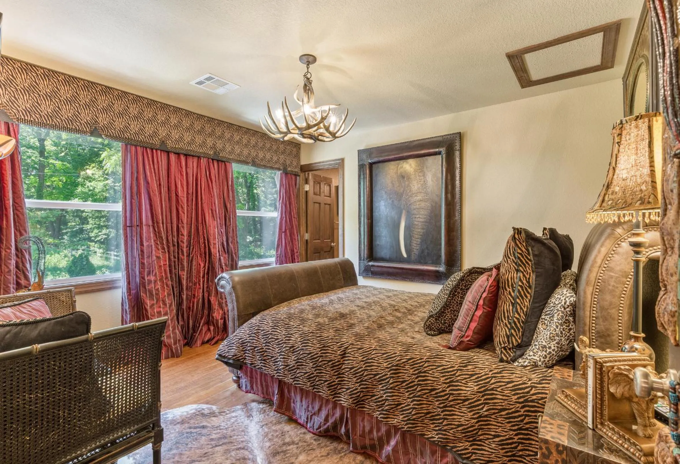 Photo of the whole room, Bed in The Funky Monkey Inn