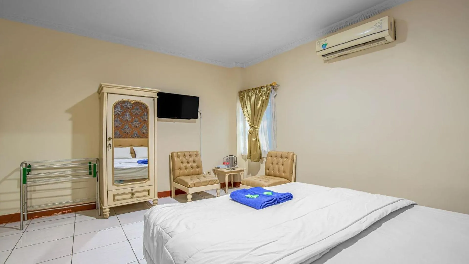 Bed in Hotel Cempaka Sari