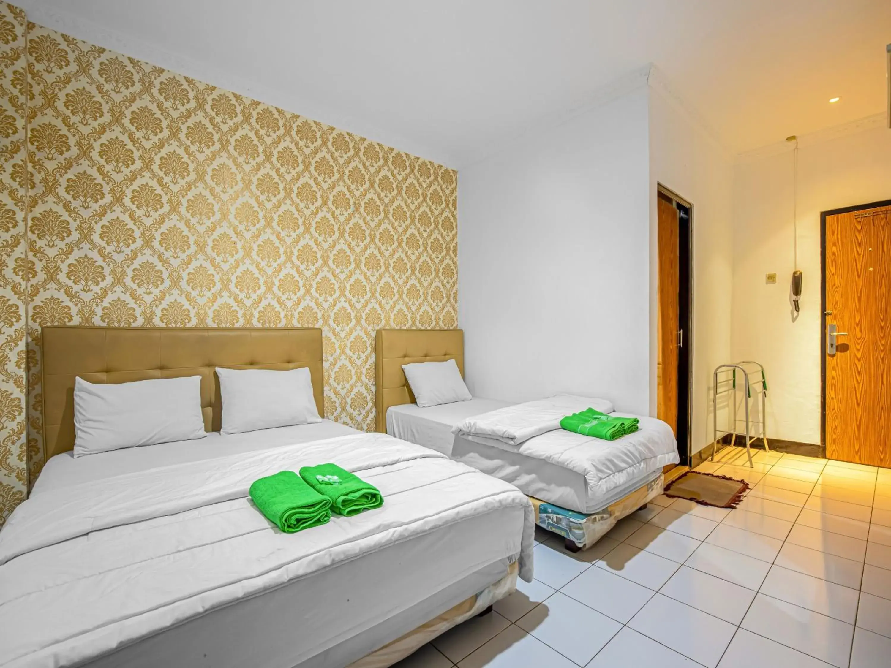 Triple Room in Hotel Cempaka Sari Triple Room in Hotel Cempaka Sari