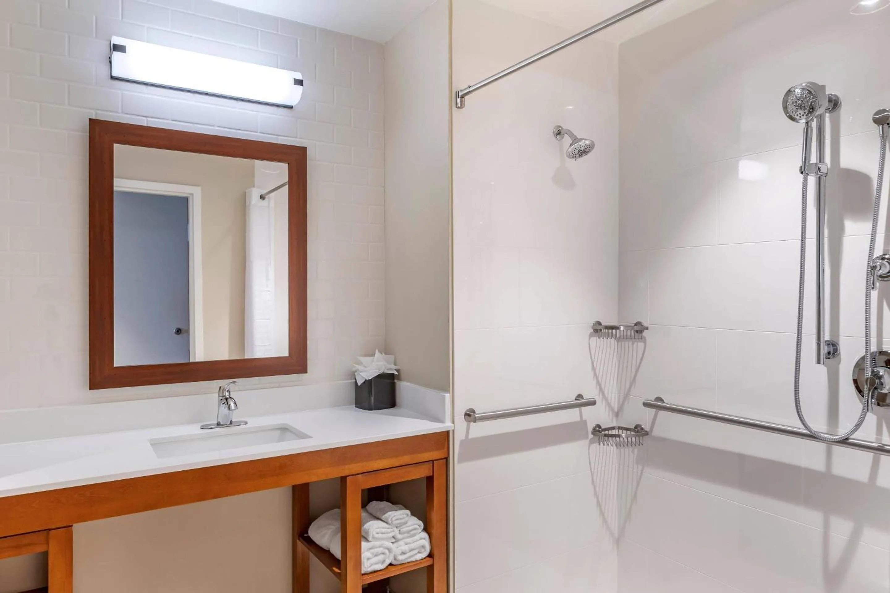 Bedroom in Comfort Inn & Suites Clarkston Pine Knob Area