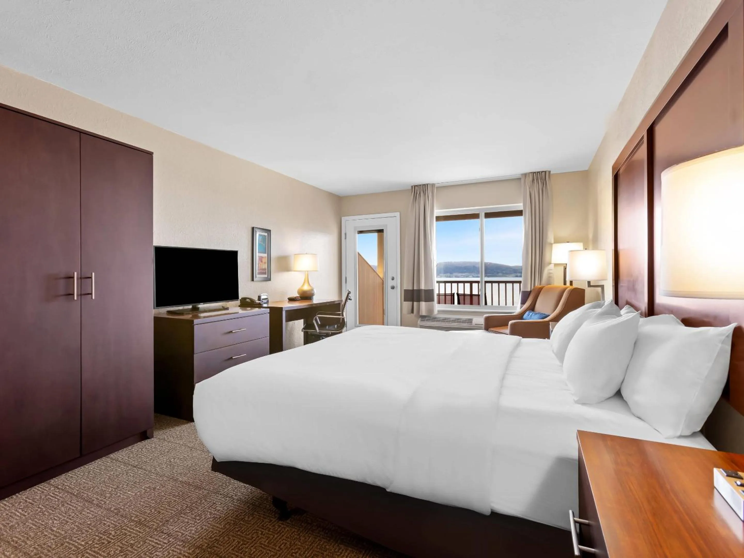 Bedroom, Bed in Comfort Inn & Suites Munising-Lakefront