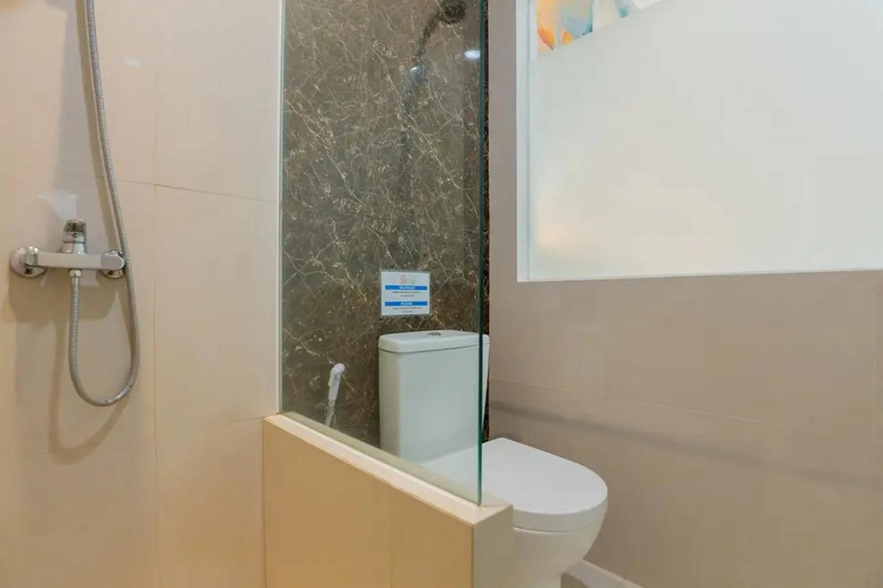 Bathroom in Sans Hotel Box Mansion Surabaya by RedDoorz